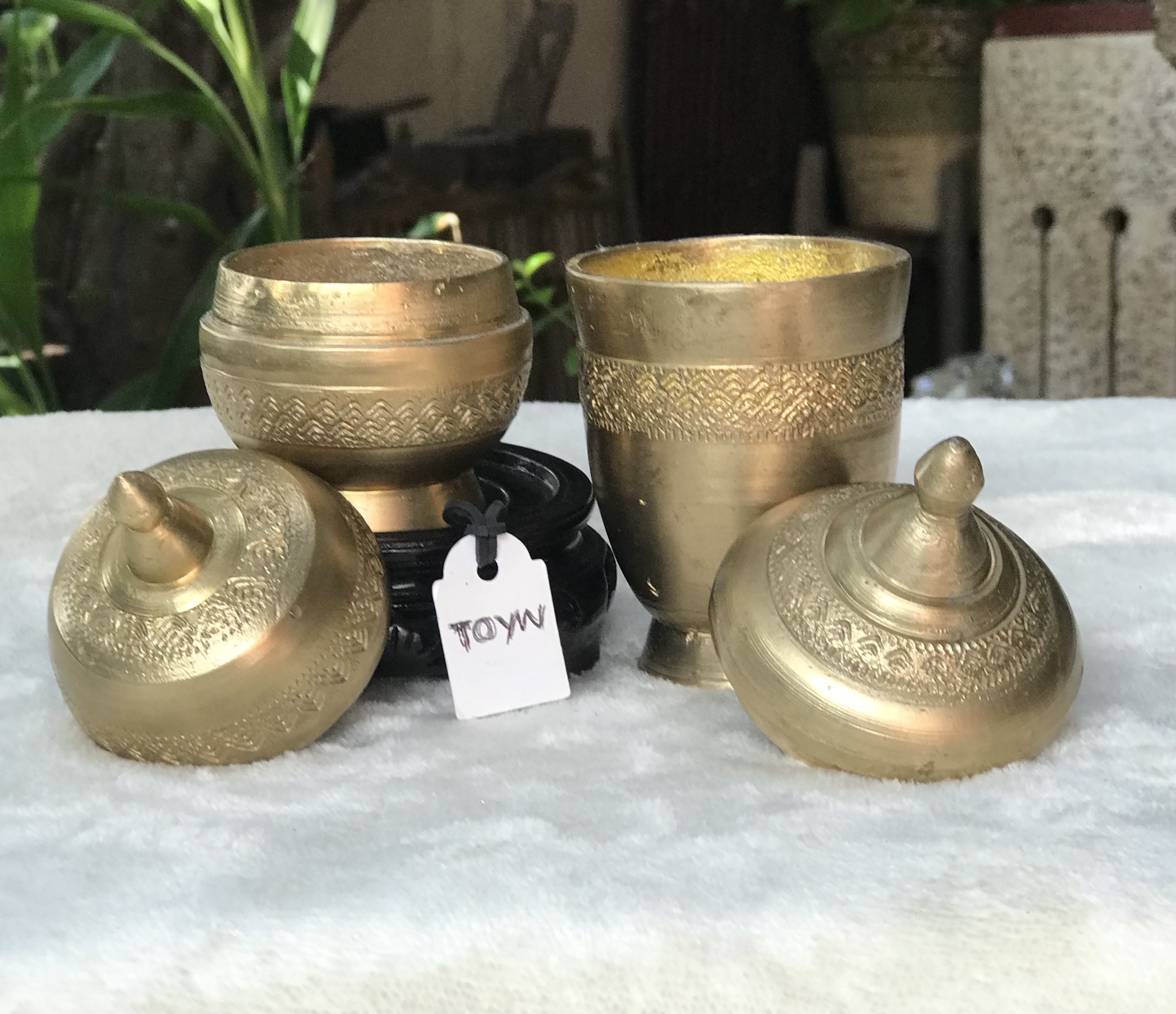 เริ่มต้น 690 บาท Antique Brass cement outlet เต้าปูนทองเหลืองโบราณ ตอกลาย หล่อหนาๆ งานประณีต สวยงามตามแบบไทย เต้าปูนสูง ขนาดลำตัว 2.8 นิ้ว ตัวเต้าสูง(รวมฝา) 4.9 นิ้ว เต้าปูนเตี้ย ขนาดลำตัว 2.7 นิ้ว ตัวเต้าสูง(รวมฝา) 3.5 นิ้ว