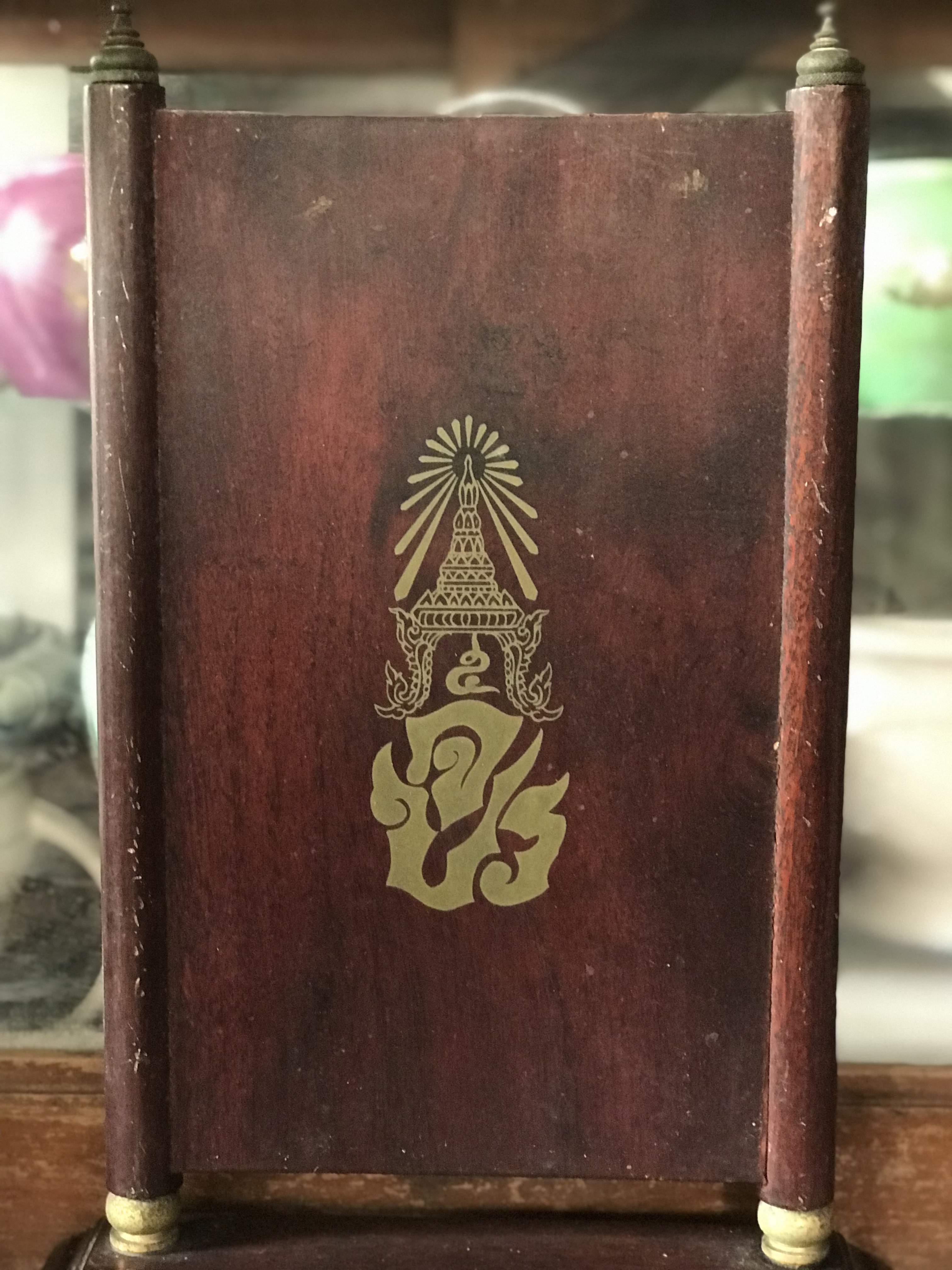 พระบรมฉายาลักษณ์ในหลวงรัชกาลที่ 5 เคลือบลงยา บนแท่นไม้สักพร้อมพระคาถาประจำสมเด็จพ่อ ร5 ด้านหลังปั๊มนูนพระปรมาภิไธยย่อ ภปร