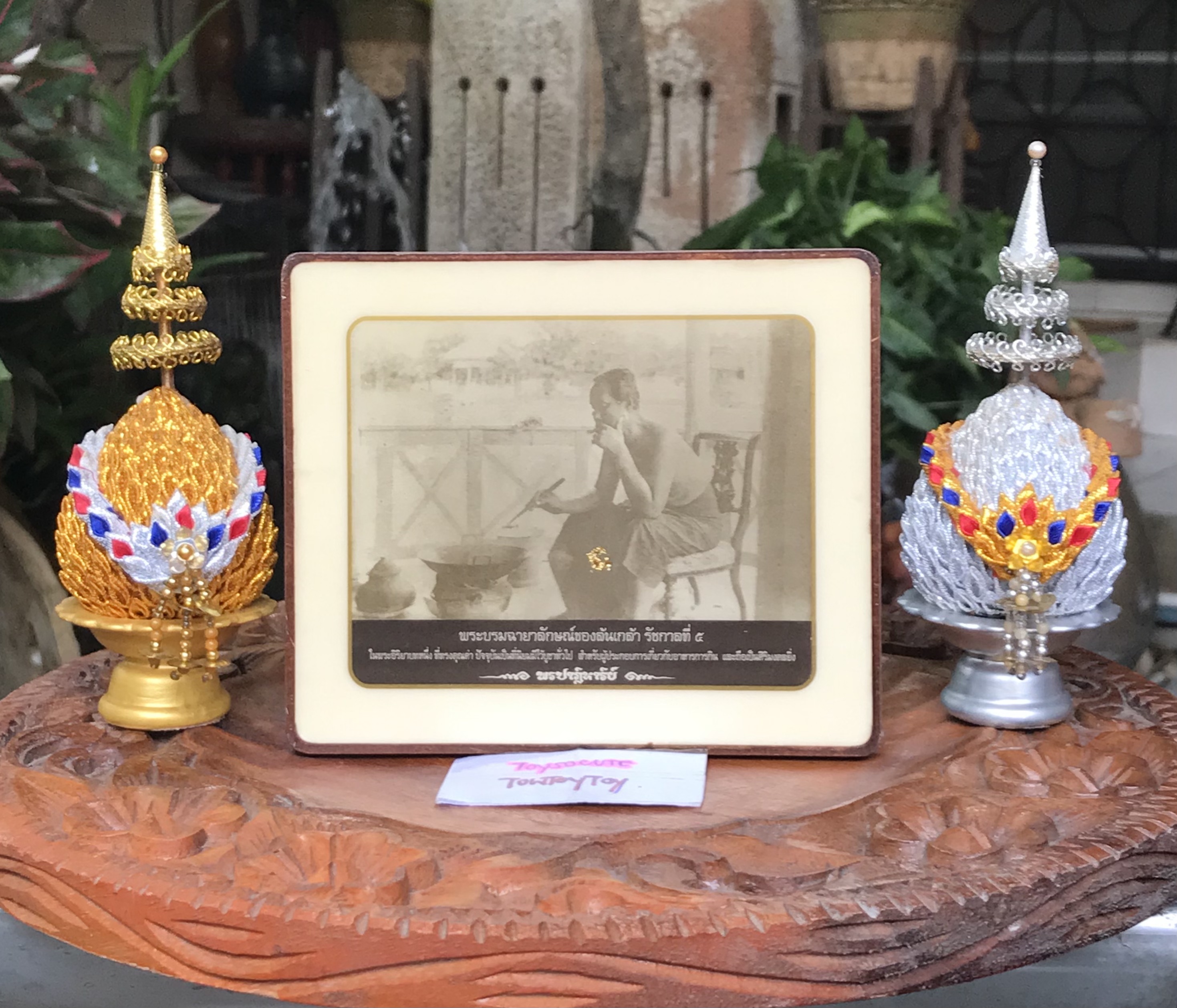 พระบรมฉายาลักษณ์ในหลวงรัชกาลที่ 5 ในพระอริยาบททรงทำอาหาร ผ่านพิธีเพื่อการตั้งบูชา เป็นสิริมงคล