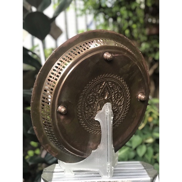 งานเก่า ถาดทองเหลืองขอบฉลุลาย กลางถาดตอกลายเทพพนม สวยสมบูรณ์ ทองเหลืองเก่าหนาๆหนักๆ ขนาดกว้าง 41 ซม สูง 7 ซม