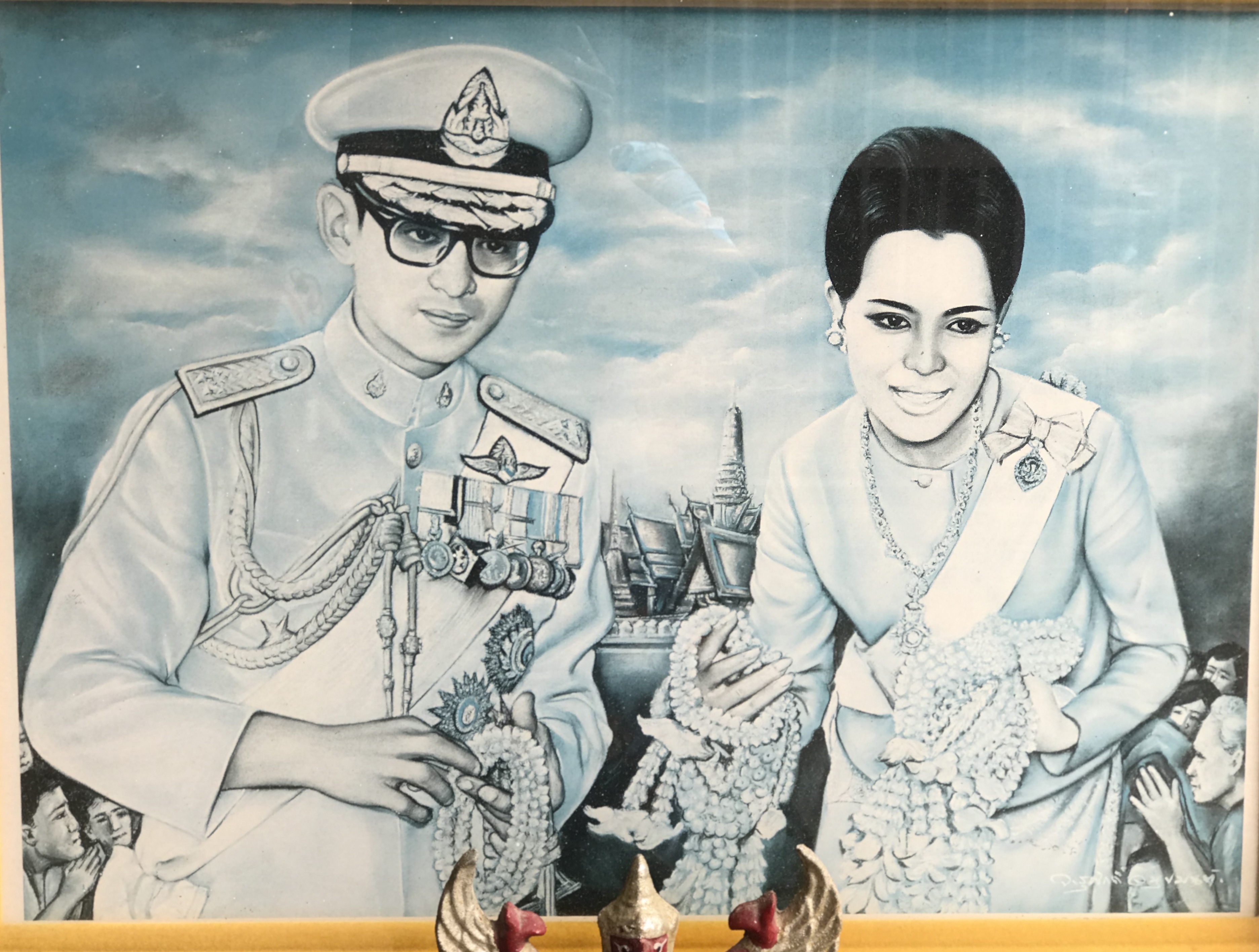 ของเก่า กรอบรูป ภาพในกรอบไม้สัก พระบรมฉายาลักษณ์ในหลวงรัชกาลที่ 9 และสมเด็จพระราชินี พระปรมาภิไธยย่อ ภปร สีแดง และครุฑแดงเป็นโลหะ ขนาดกรอบกว้าง 66 ซม สูง 66 ซม