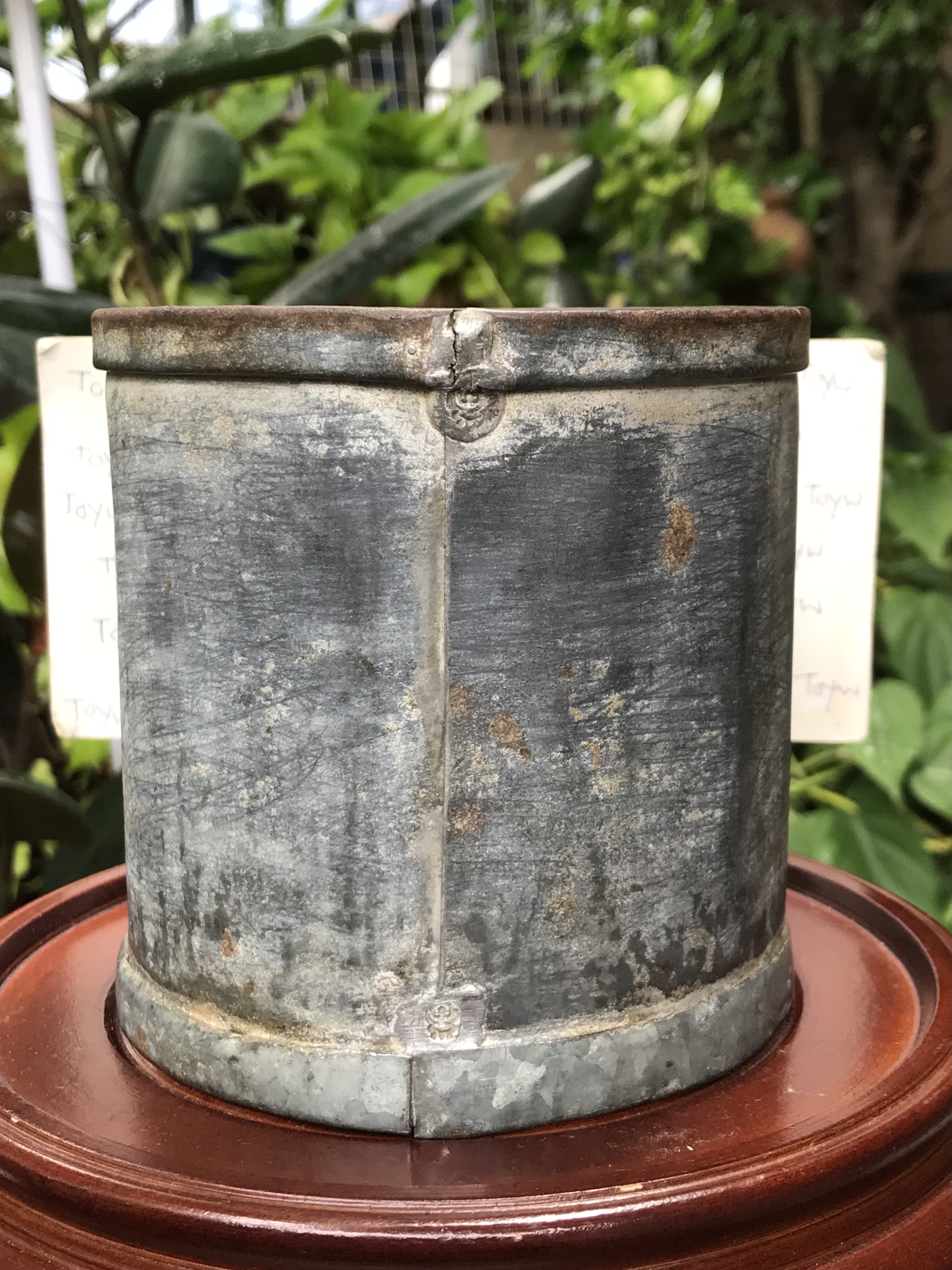 เริ่มต้น 690 บาท ของเก่าแท้ๆ ลิตรตวงข้าวสังกะสี ลิตรตวงข้าวโบราณ ขนาด 0.5 ลิตรและขนาด 1 ลิตร ตอกครุฑและเลขกำกับไม่ผุไม่รั่ว สำหรับนักสะสมแนววินเทจ แต่งบ้าน แต่งร้านกาแฟ แต่งร้านอาหาร แต่งร้านตัดผม หรืออื่นๆ