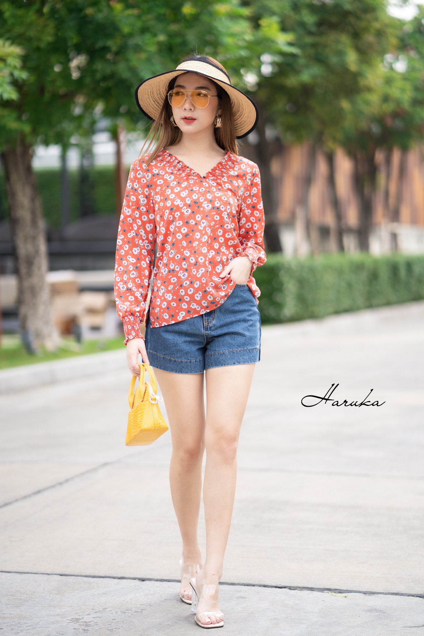เสื้อชีฟอง HARUKA พิมพ์ลายดอกไม้ คอวีแขนยาว ปลายแขนสม็อค เนื้อผ้าเย็นใส่สบาย ไม่มีซับใน แบบน่ารักมากค่ะ สีแดง 36" ค่ะ