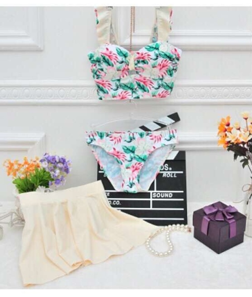 **พรีออเดอร์**บิกินี่ชุดว่ายน้ำ 3 ชิ้น(ทูพีซ+กระโปรง) three-pieces สีครีมตกแต่งลายดอกไม้ เล่นดีเทล sexy เล็กๆ แต่งระบายที่ริมแขน พร้อมกระโปรงลายพิมพ์สดใสน่ารักรับลมทะเลสวยเหมือนแบบค่ะ
