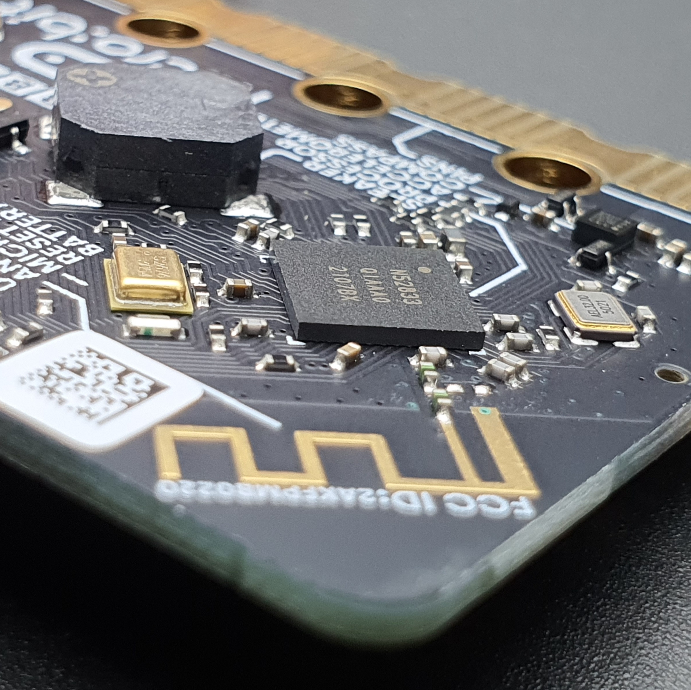 micro:bit V2.2 Go Kit (BBC micro:bit V2.2, Upgraded Processor, Built-In Speaker And Microphone, Touch Sensitive Logo)