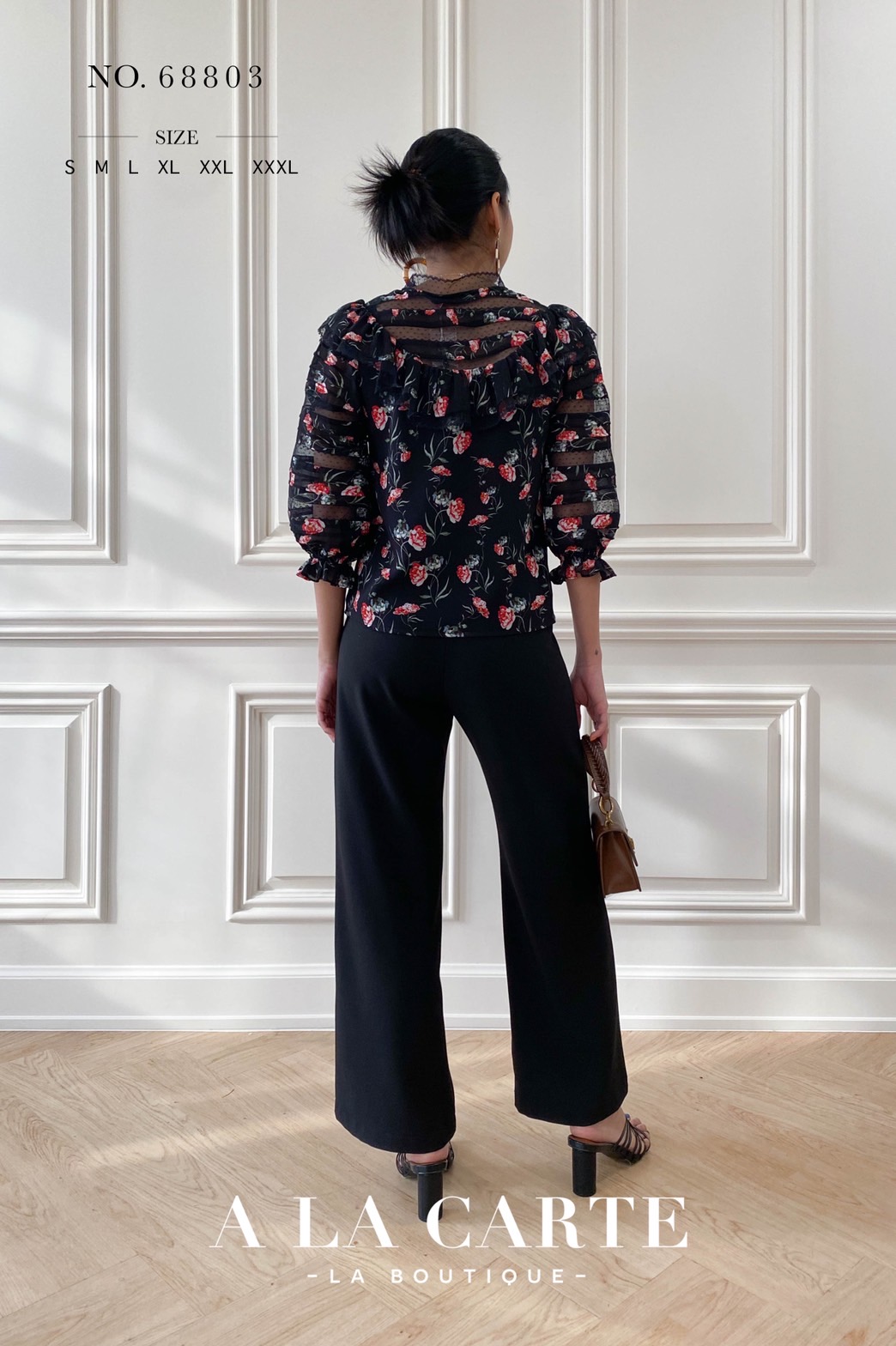 68803🍁A La Carte⚘️ 🍁เสื้อชีฟองพิมพ์ลาย ดีเทลตัดสลับทริมลูกไม้แบบชิ้นต่อชิ้น เรียงกันที่ช่วงอกและแขนเสื้อ คอปลดกระดุมได้ มีระบายโค้งรอบคอ แขนเสื้อ 3 ส่วนสม็อกยางยืดมีระบาย สีชมพู M สีฟ้า S สีดำ M,XL,2-XL