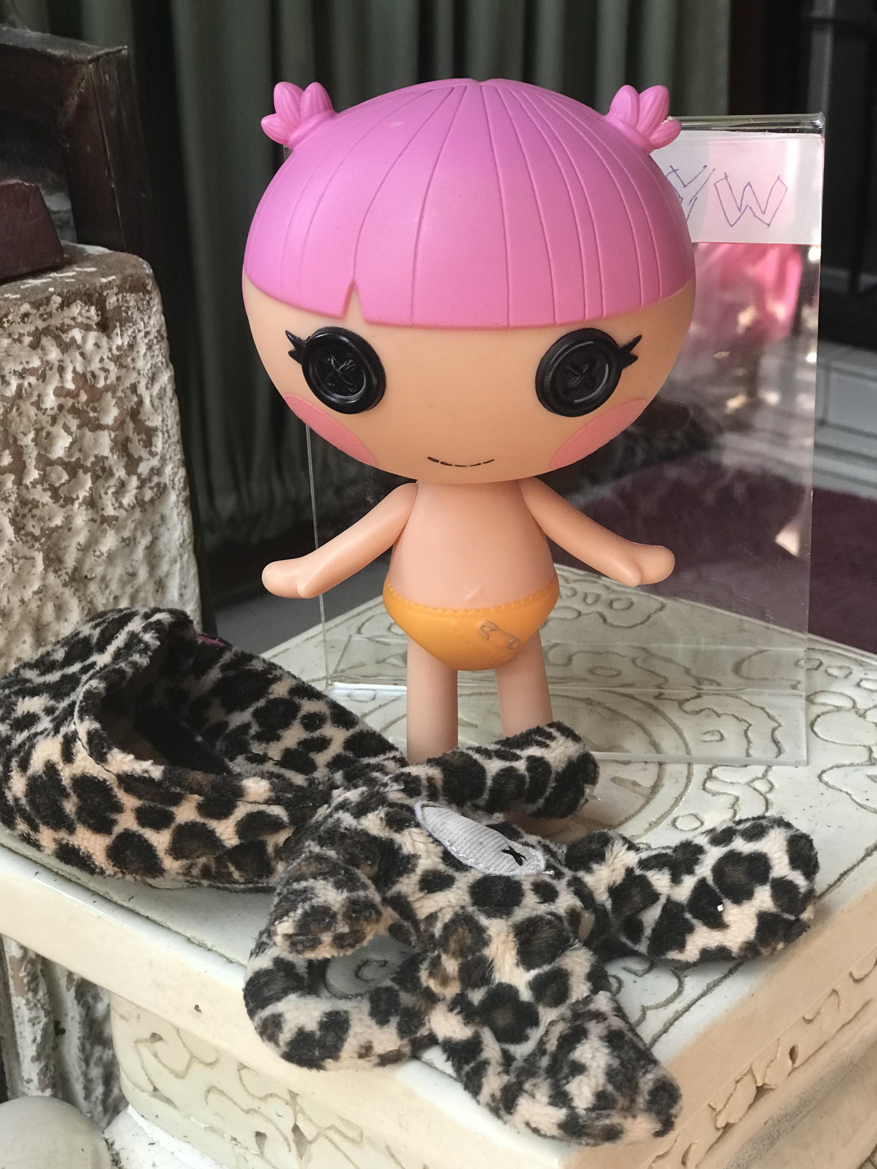 มือสอง Lalaloopsy ตุ๊กตากระดุม น้องกระดุมพร้อมชุด(ถอดได้) ขนาด 7 นิ้ว น้องนั่งได้ ยืนเองได้ จัดท่าตามชอบค่ะ วัสดุยางแข็งทั้งตัวค่ะ
