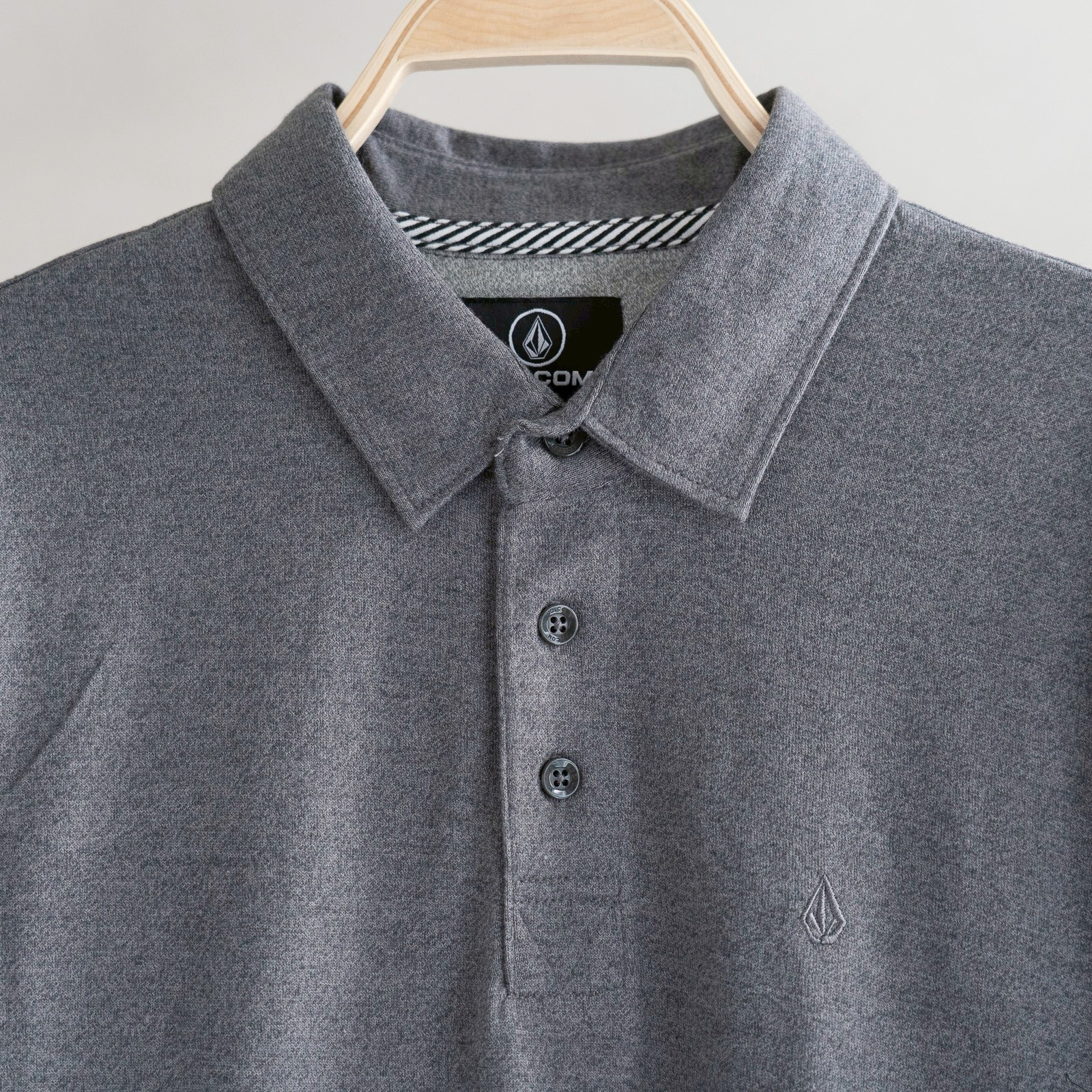 เสื้อโปโล Volcom Wowzer Polo (โปรสุดคุ้ม! ซื้อ 3 ตัวขึ้นไป เหลือตัวละ 490 บาท ทักไลน์ @pond-shop)