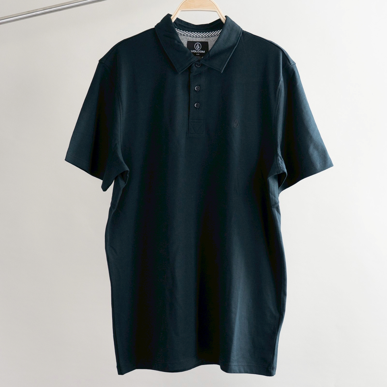 เสื้อโปโล Volcom Wowzer Polo (โปรสุดคุ้ม! ซื้อ 3 ตัวขึ้นไป เหลือตัวละ 490 บาท ทักไลน์ @pond-shop)