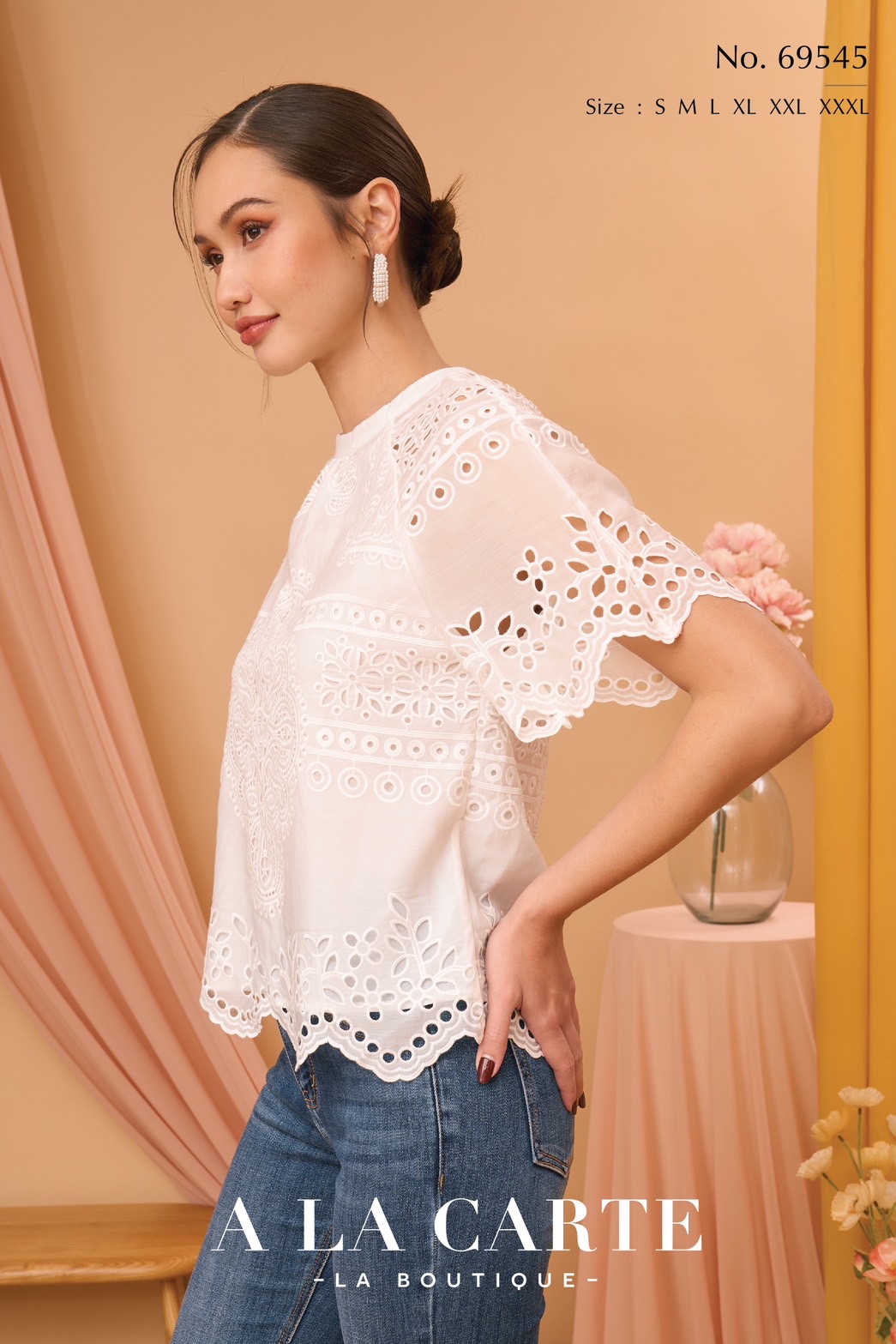 69545 เสื้อคอตตอนซิลค์ เนื้อนุ่มใส่สบาย งานเทคนิคปักเซาะ placement และทอผสมเนื้อลูกไม้ ทรงแขนสั้นวงแขนรักแล่น โชว์เชิงที่แขน มีซับใน ด้านหลังคอติดกระดุมเรียงกัน 3 เม็ด สีขาว ปูน เขียว