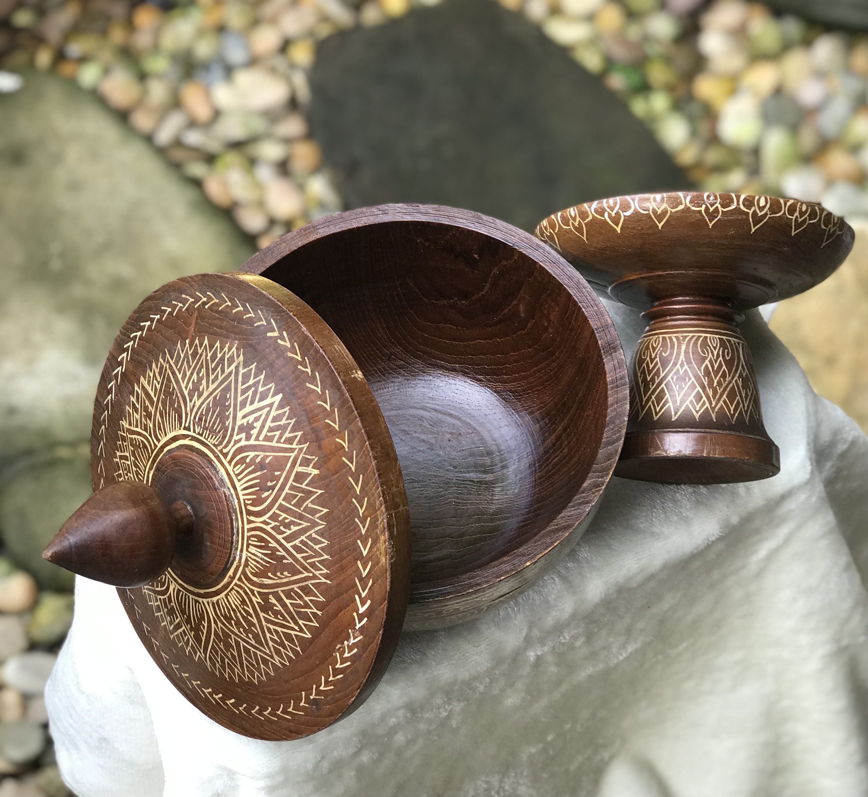 โถ/ขัน ฝาปิดพร้อมพานไม้สัก เขียนมือลายไทย งานเก่าสวยสมบูรณ์ Vintage teak wooden handicrafted Bowl
