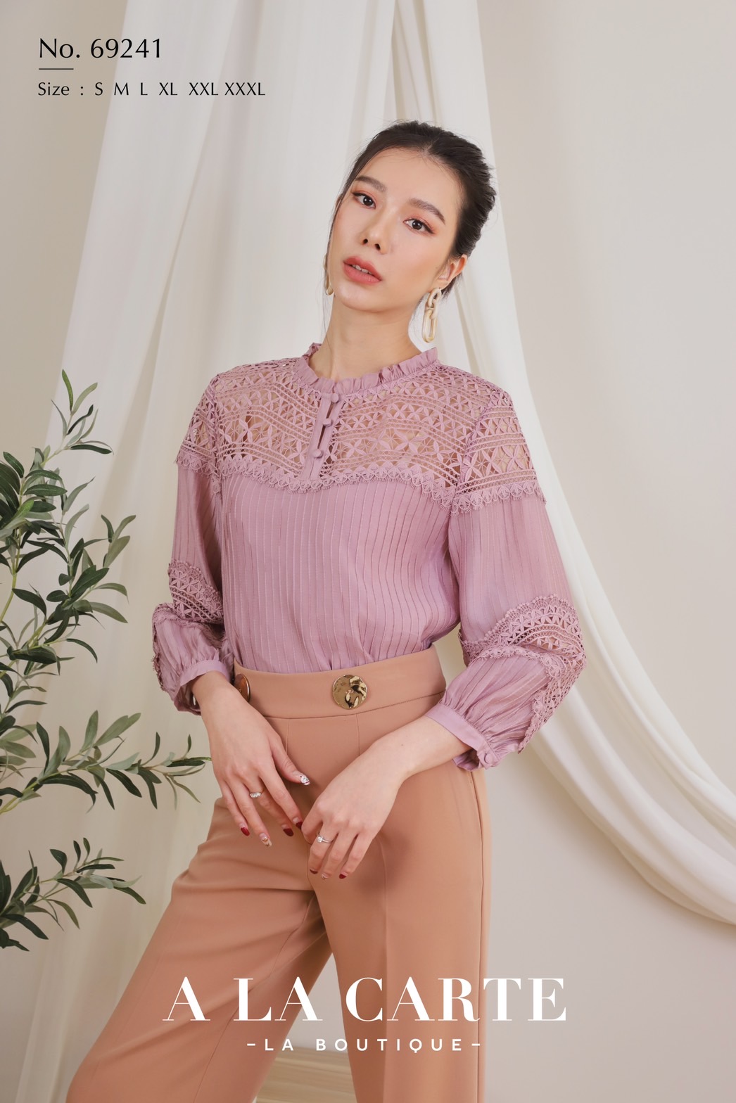 69241 A la carte เสื้อชีฟองซิลค์เนื้อผ้านุ่มใส่สบาย ตีเกล็ดที่ลำตัว ช่วงอกตัดต่อด้วยลูกไม้ ทรงคอกลมผ่ากระดุมหน้า มีซับใน แขน 3 ส่วนตัดต่อแทรกลูกไม้ สีฟ้าอมเทา M,2XL สีขาว M,XL,2XL สีชมพู S,M