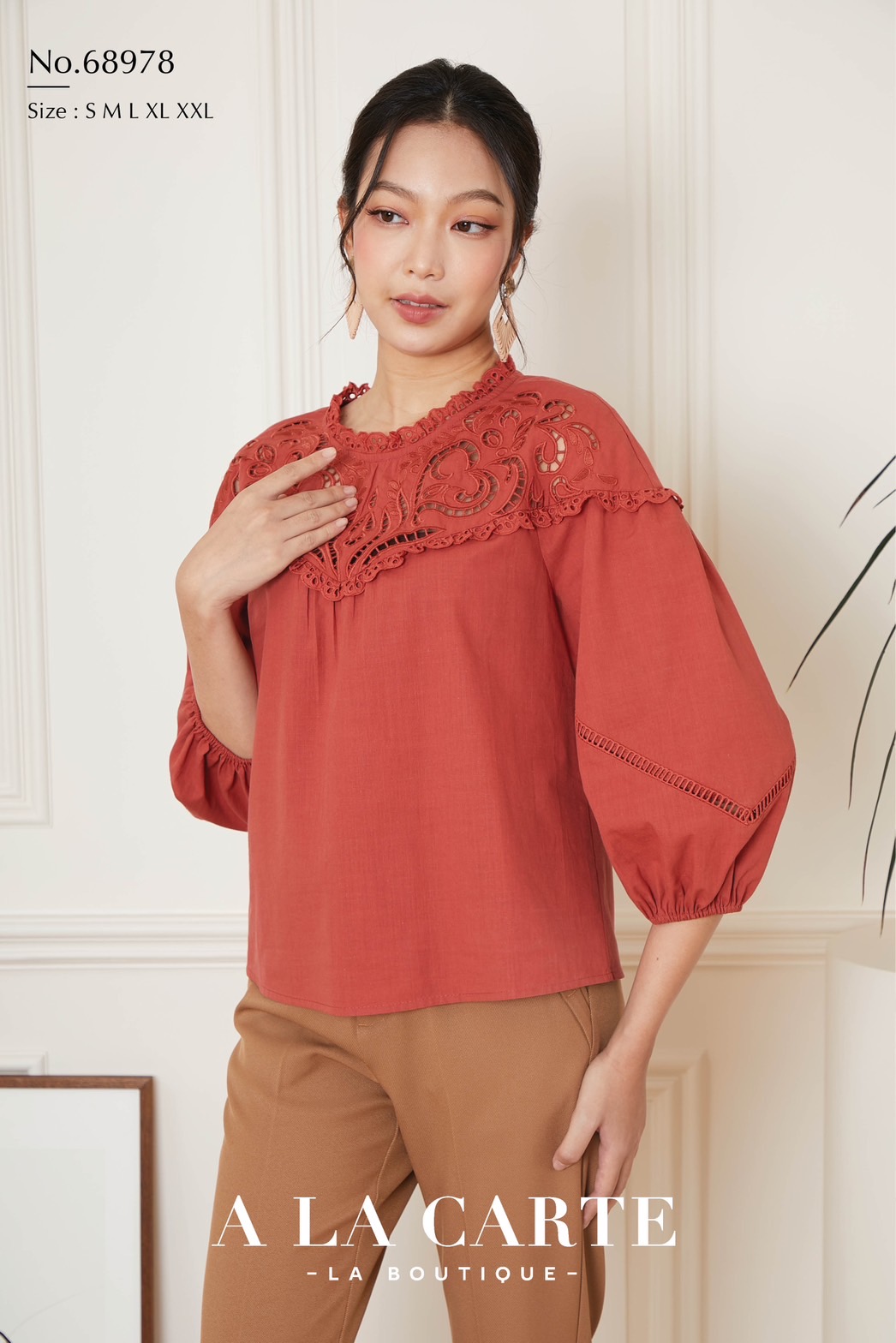 68978 เสื้อ🌸A La Carte🌸ผ้าคอตตอนแขน 3 ส่วน เนื้อผ้านุ่มใส่สบาย ช่วงอกปักฉลุ ซับด้วยผ้าลูกไม้ตาข่าย ช่วงกลางอกมีรูดเพิ่มวอลลุ่ม แขนแต่งทริมเฉียงรูดยางยืดขอบแขน🦋สีขาว S,XL เขียว S,XL ส้มอมแดง XL,2XL