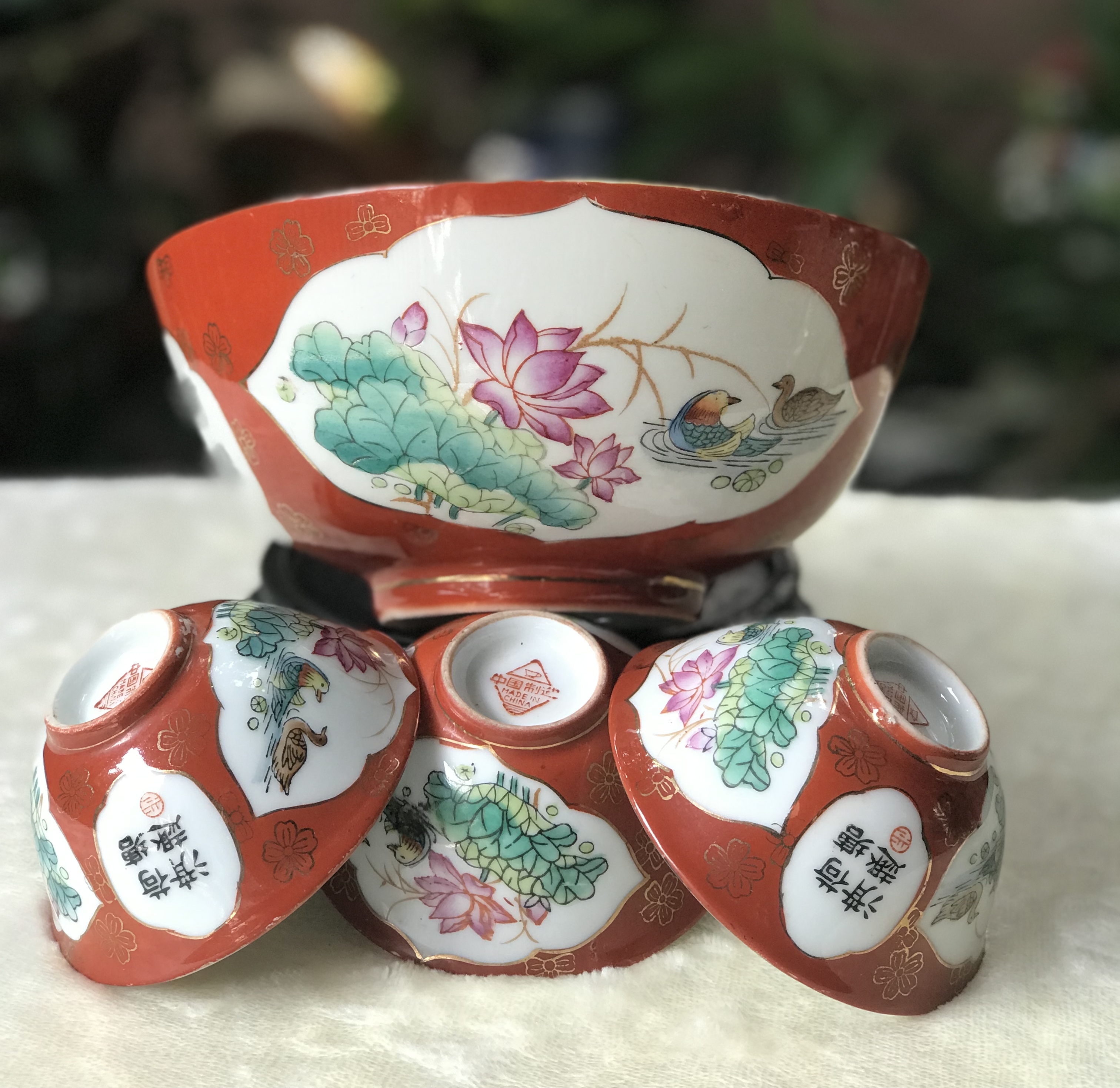 ชุด 4 ใบ/ชาม 1 ใบ และถ้วย 3 ใบ เนื้อกระเบื้องกังใส เขียนลายดอกบัวน้ำทอง Porcelain Hand Painted Floral, red and gold bowl