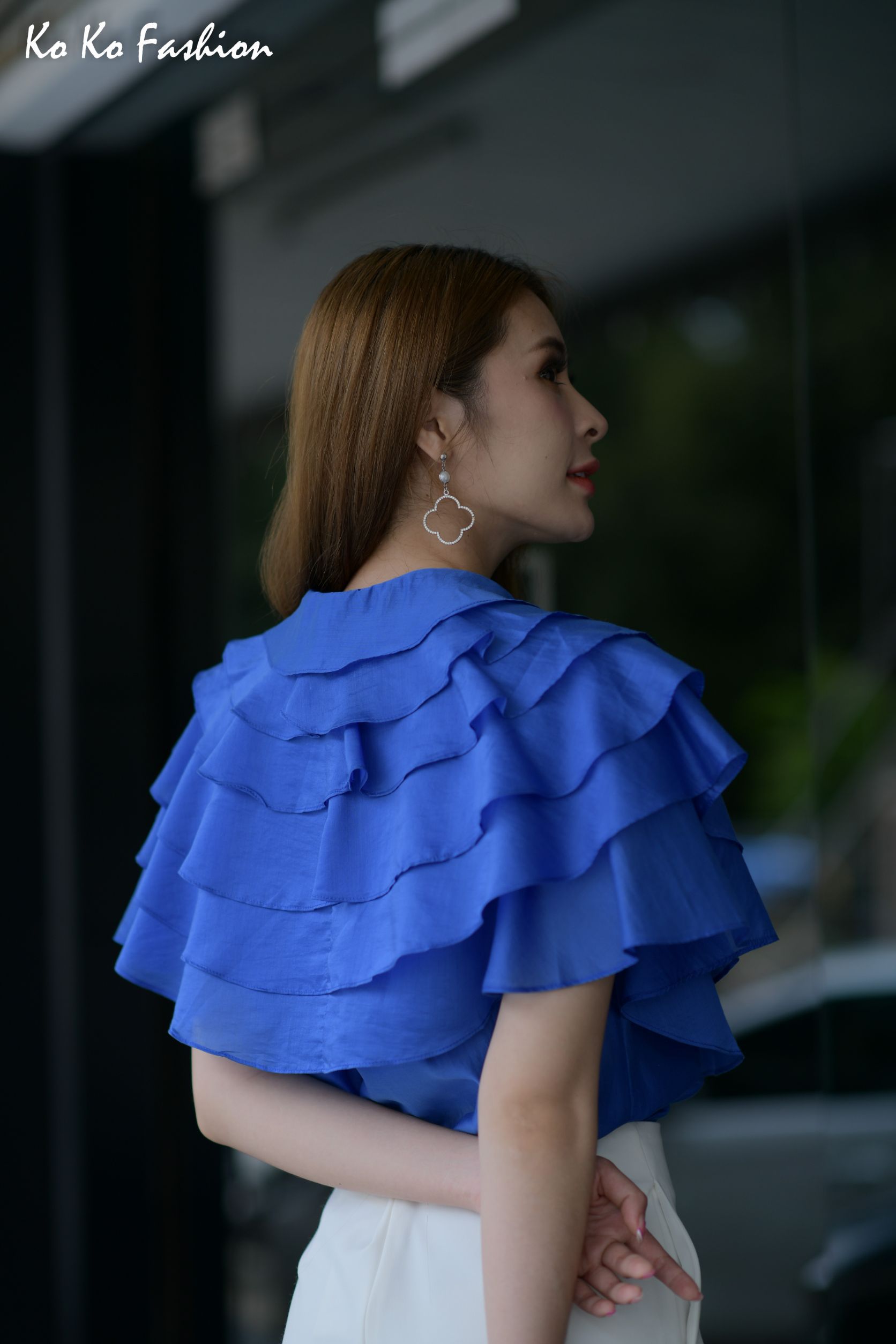 22025 เสื้อ KOKO FASHION ผ้าซิลด์มีระบายเป็นชั้นๆ กระดุมผ่าหน้า ผ้าเนื้อดี ใส่สบาย ใส่ออกงานคู่กับซิ่น ใส่ทำงานคู่กับกางเกง กระโปรง ใส่ได้ทุกโอกาส ค่ะ สีน้ำเงิน S,M
