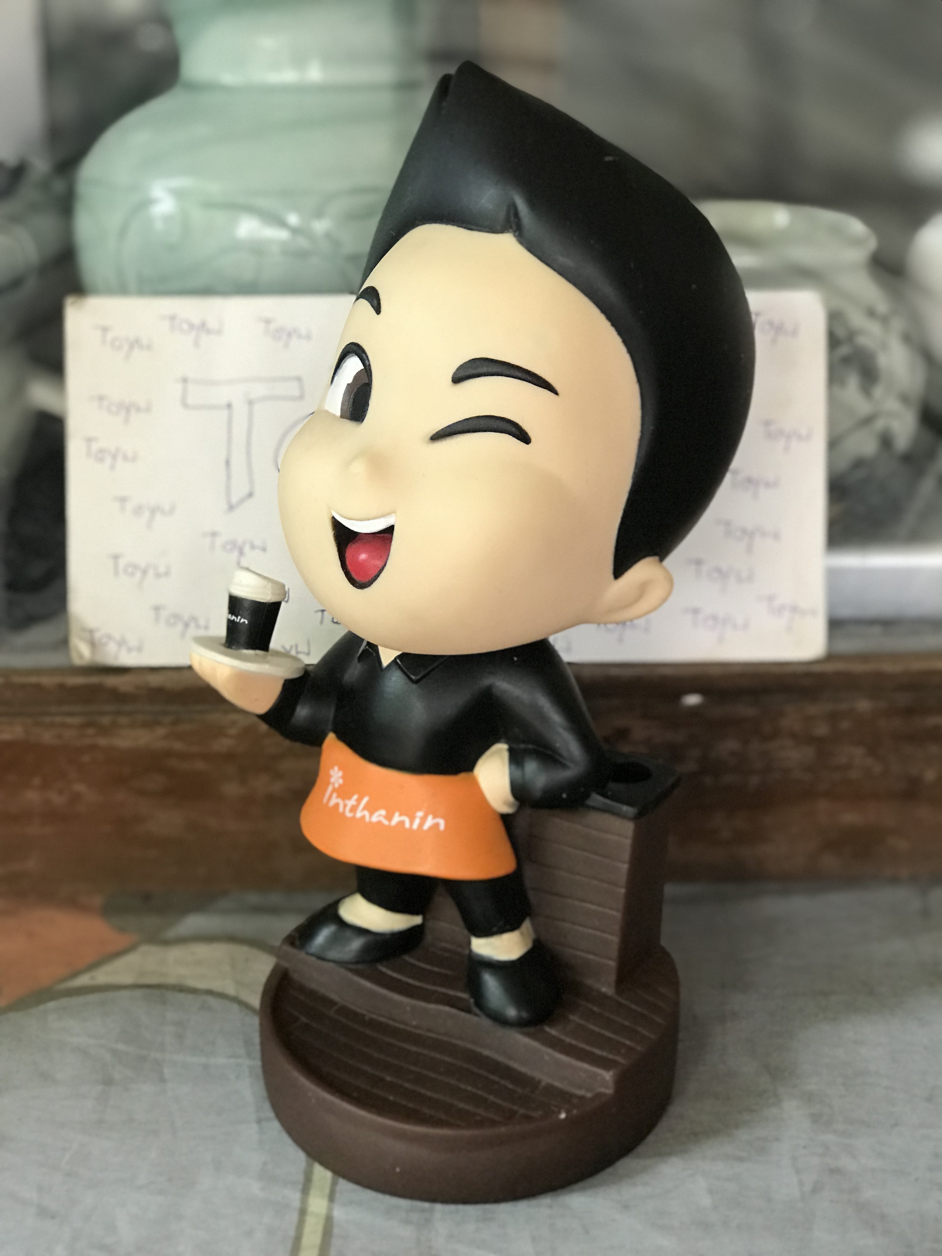 เริ่มต้น 790 บาท มือ 1 และมือ 2 โมเดลมาสคอตกระปุกออมสิน Bangchak Inthanin ร้านกาแฟอินทนิล Inthanin Cafe ปั้มน้ำมันบางจาก Bangchak ขนาด กว้าง 9 ซม สูง 20-21 ซม