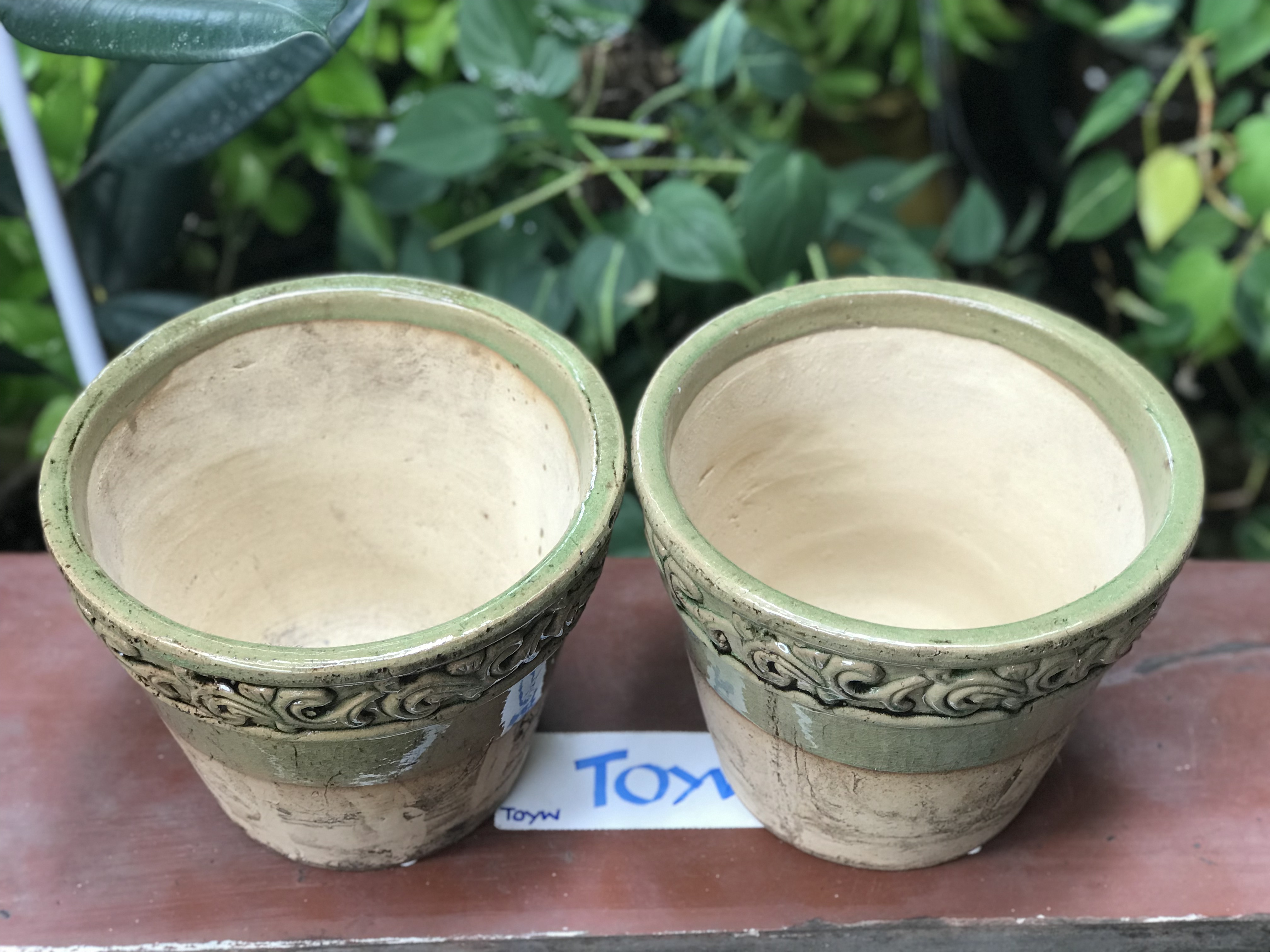 ขายคู่ ไม่รวมต้นไม้ เก็บเก่ากระถาง แจกันลายปั้นนูน น้ำเคลือบสีเขียว สวยสมบูรณ์ ไม่แตกไม่ร้าว ขนาดปากกว้าง 10 นิ้ว สูง 8 นิ้ว