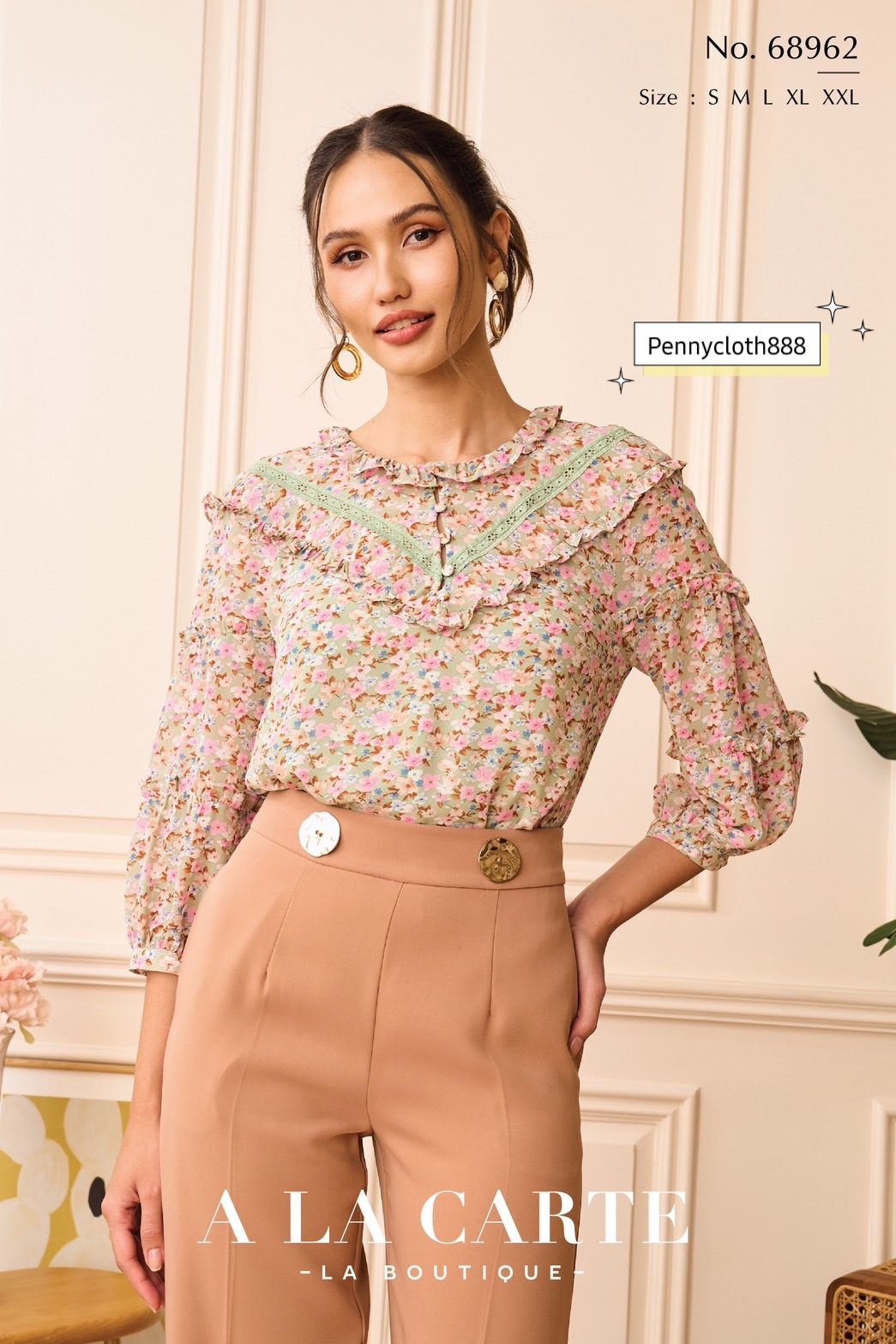 68962 เสื้อ A La Carte ชีฟองพิมพ์ลายดอก คอกลม กระดุมหน้า 5 เม็ด แทรกทริมแต่งระบาย มีซับใน แขน 4 ส่วน