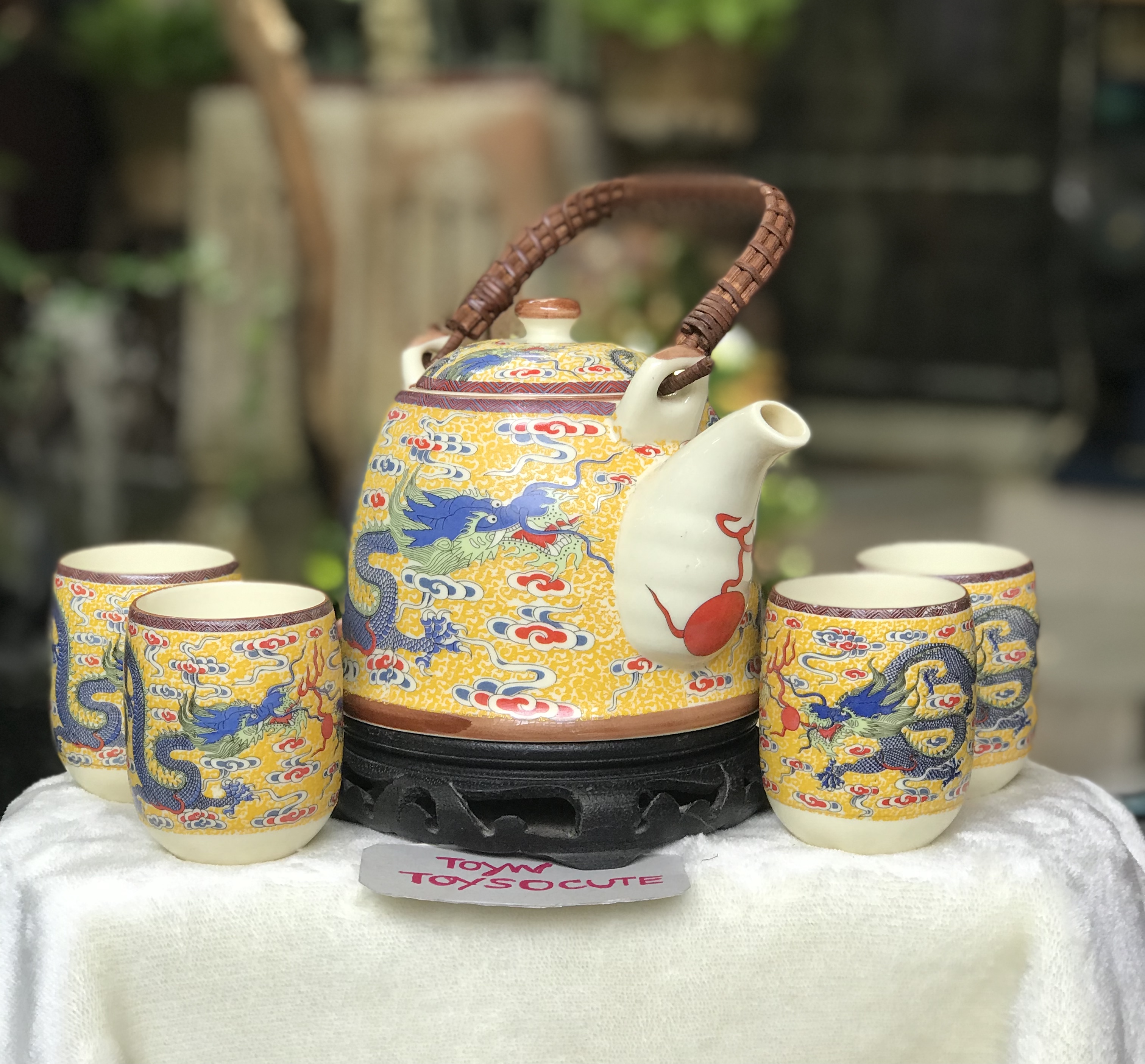 ￼Porcelain Tea Pot Set ไม่รวมกี๋ กาน้ำชาเนื้อกระเบื้องพร้อมจอก ลายมังกรห้าเล็บ สีเหลือง หูจับหวาย