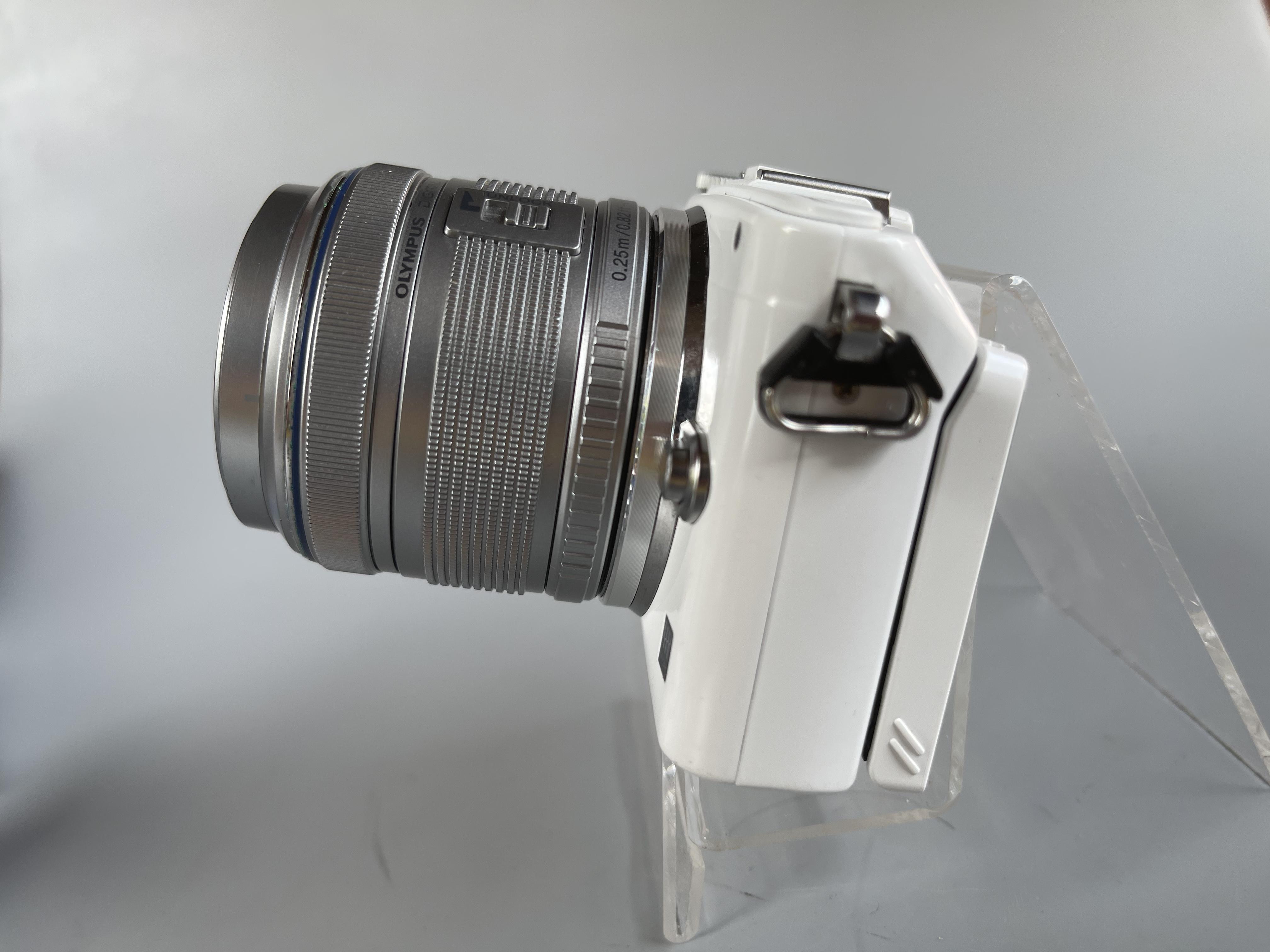 ขายกล้อง Olympus EPL5 ซื้อศูนย์ไทย สภาพเหมือนใหม่ แฟลชแท้ เลนส์คิด olympus 14-42mm , olympus 40-150mm แถมเลนส์olympus15mm f8 cap lens , ถ่นแท้ 2 ก้อน ราคาsetนี้สุดคุ้ม