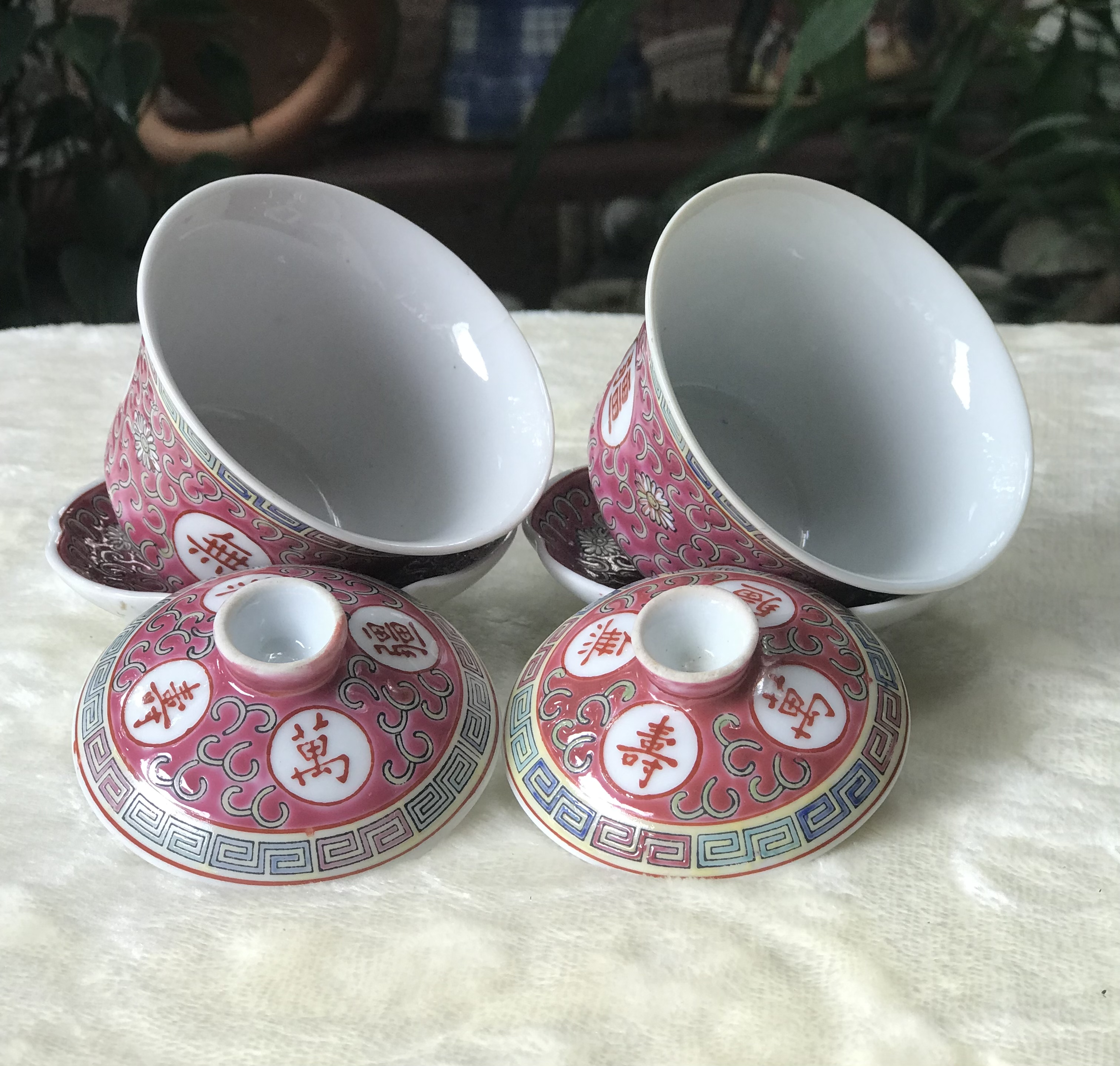 ￼Antique Chinese Benjarong 2 ชุด ถ้วยรินน้ำชาฮ่องเต้ พร้อมฝาปิดและจานรอง เนื้อกระเบื้องกังใส ลายบ่วงสิ่ว ลายนูนสีชมพู