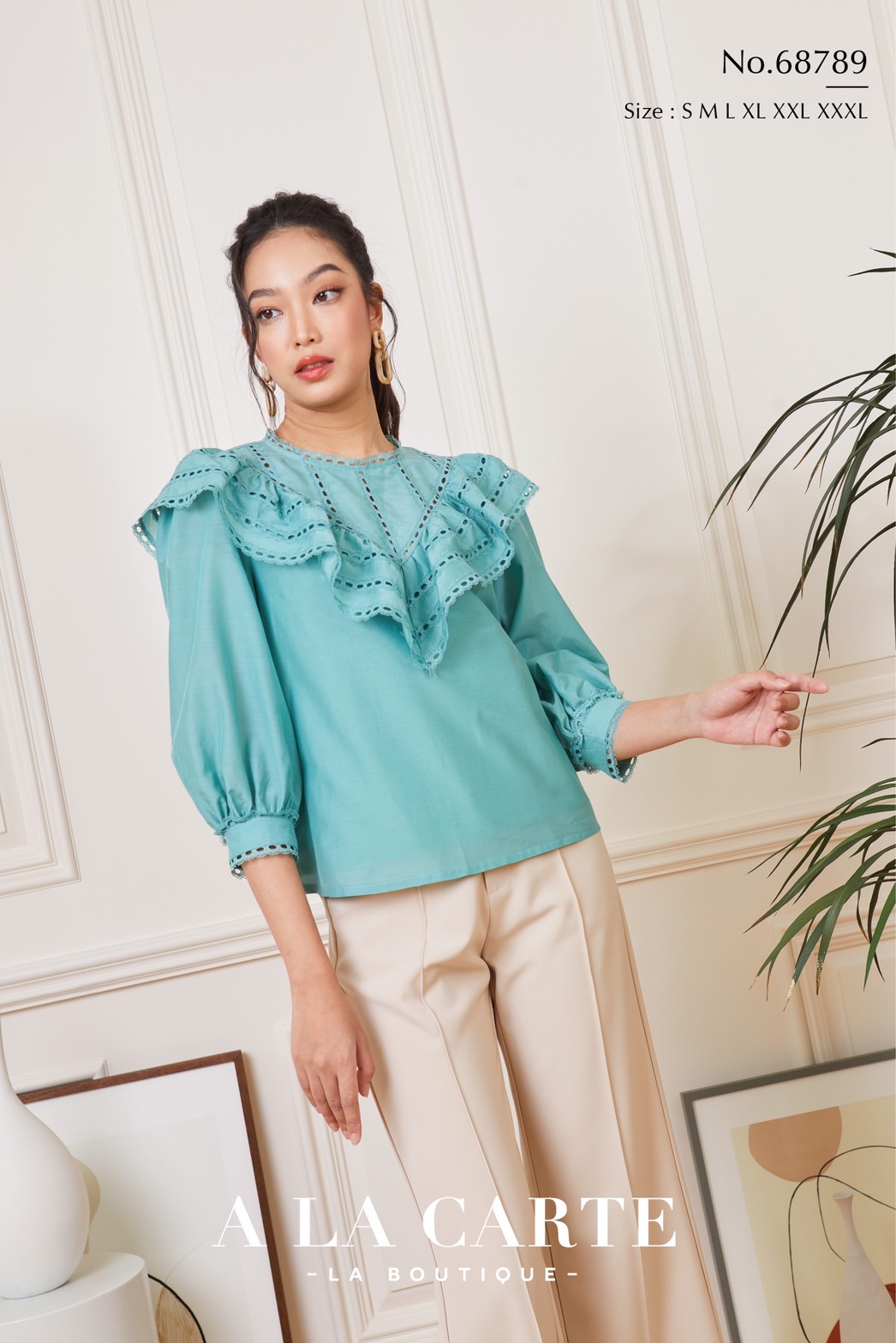68789 เสื้อ A LA CARTE ผ้าคอตตอนกึ่งซิลด์แขน 3 ส่วน เนื้อสวยใส่สบาย ตัดต่อวีช่วงอกแทรกด้วยทริมลูกไม้ ระบายเป็นวอลลุ่ม ขอบแขนแทรกทริมลูกไม้ สีครีม XL-2XL สีเขียว S , XL,2XL