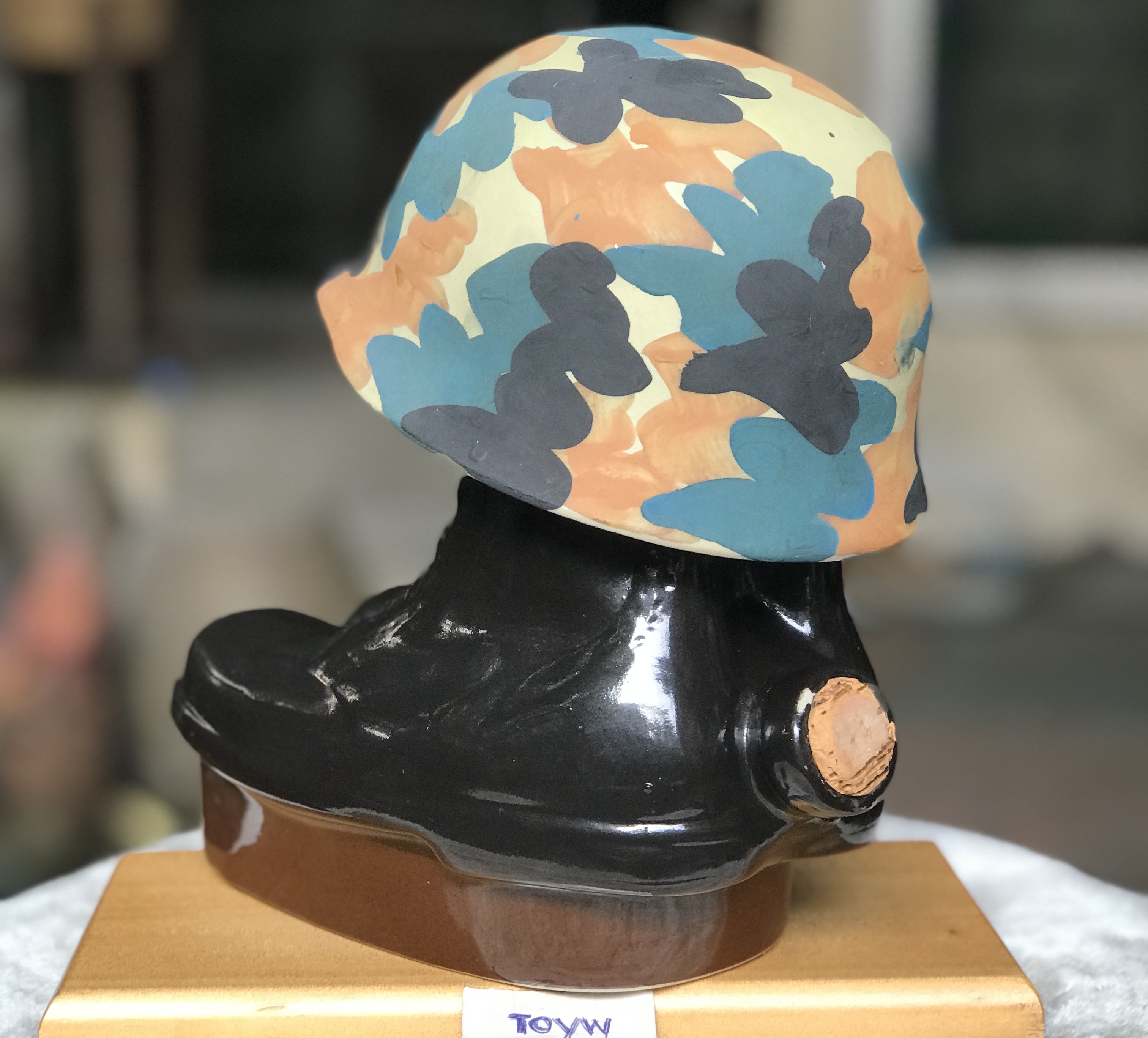 ￼ขวดเซรามิคเท่ เก๋ ขวดเหล้าเปล่ารูปรองเท้าคอมแบท หมวกทหาร Empty Bottle Army Helmet & Combat Boots สะสม ตกแต่งบ้าน