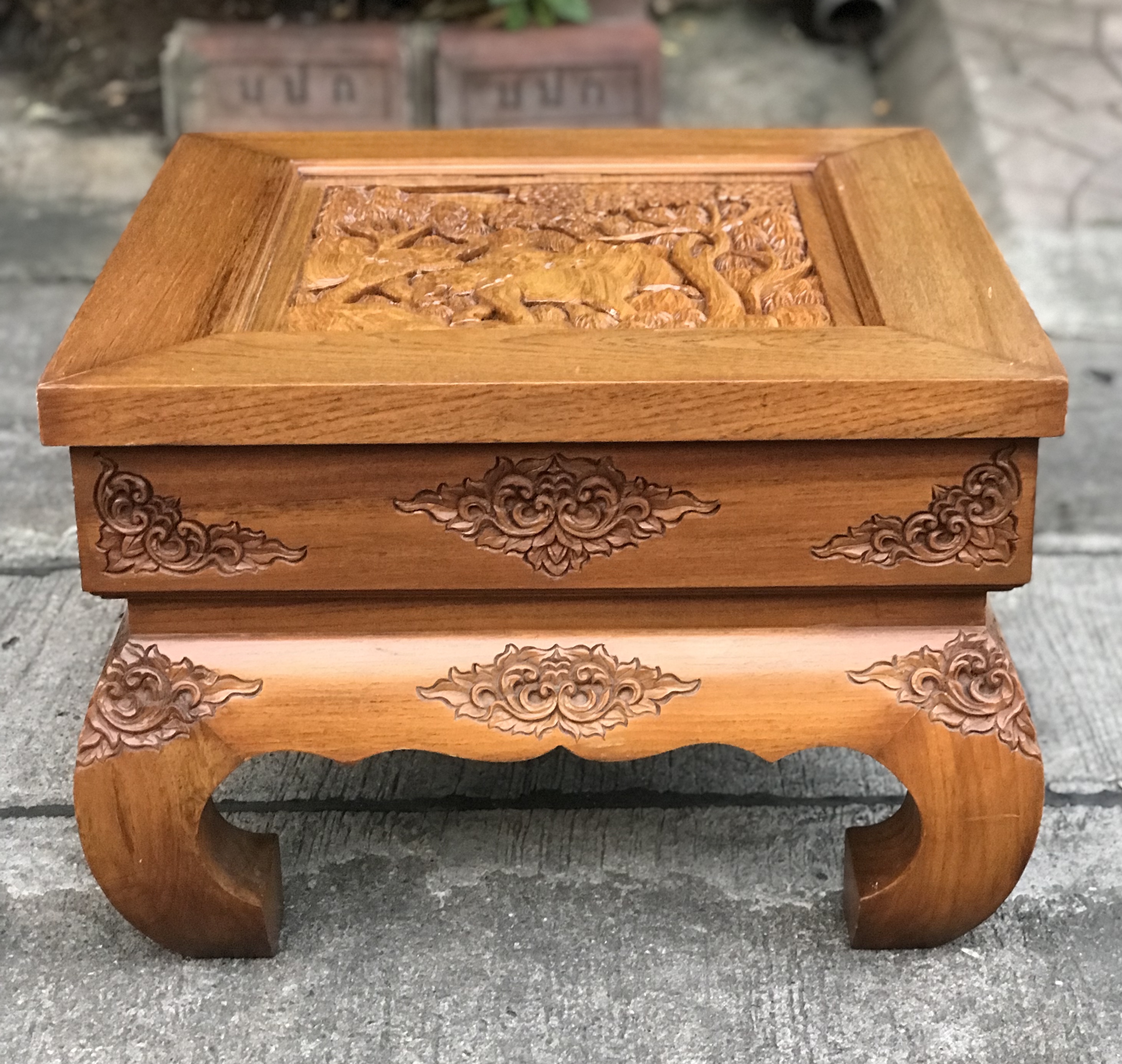 สนใจปิดทักค่ะ โต๊ะไม้สักขาคู้ โต๊ะข้าง โต๊ะกลางชุดรับแขก ตั่งแกะลาย ท็อปแกะลายช้างป่า ลายนูน มีมิติ แข็งแรง ไม่โยก ไม่ผุ สีเดิมๆไม้หนาๆหนักๆ