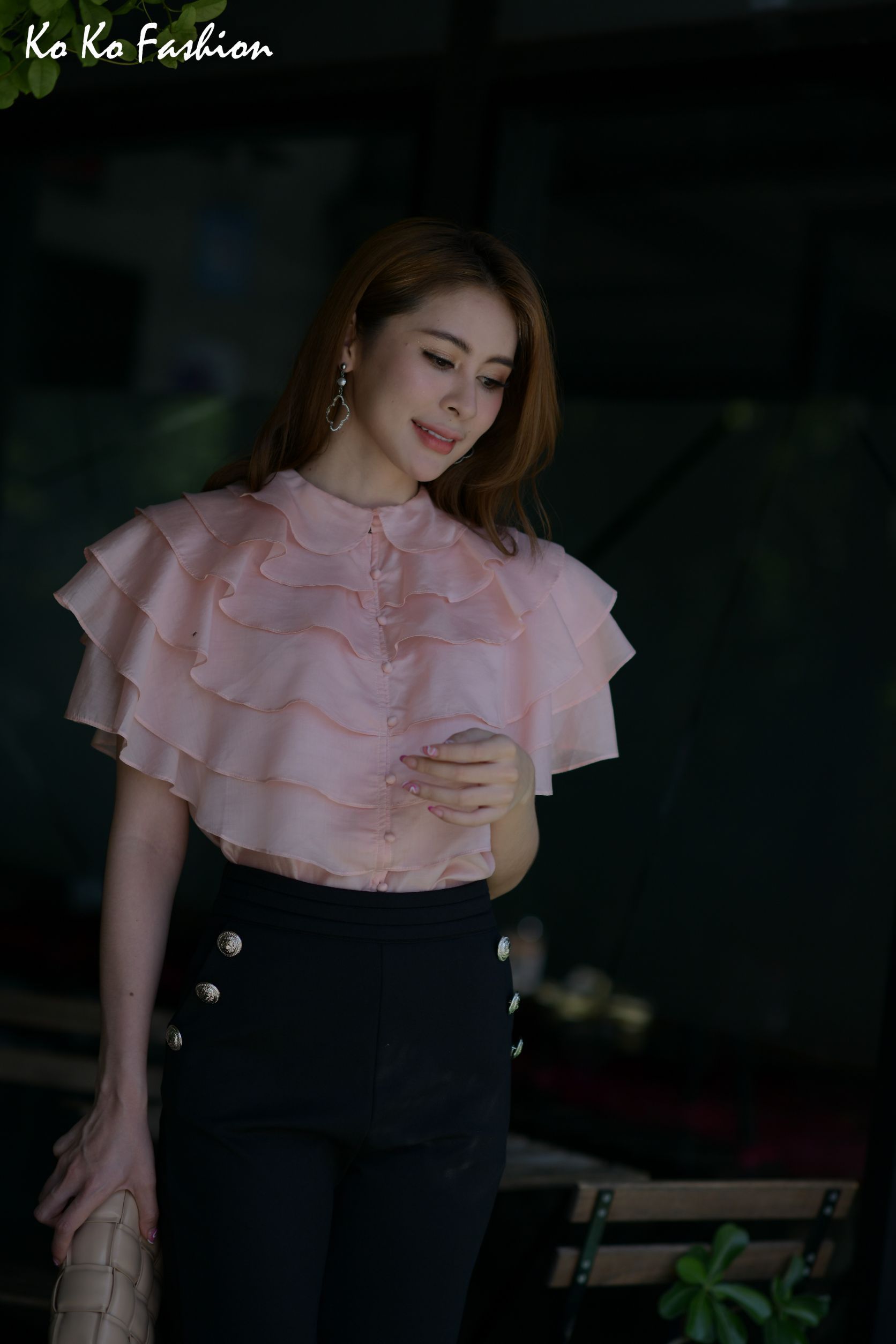 22025 เสื้อ KOKO FASHION ผ้าซิลด์มีระบายเป็นชั้นๆ กระดุมผ่าหน้า ผ้าเนื้อดี ใส่สบาย ใส่ออกงานคู่กับซิ่น ใส่ทำงานคู่กับกางเกง กระโปรง ใส่ได้ทุกโอกาส ค่ะ สีน้ำเงิน S,M