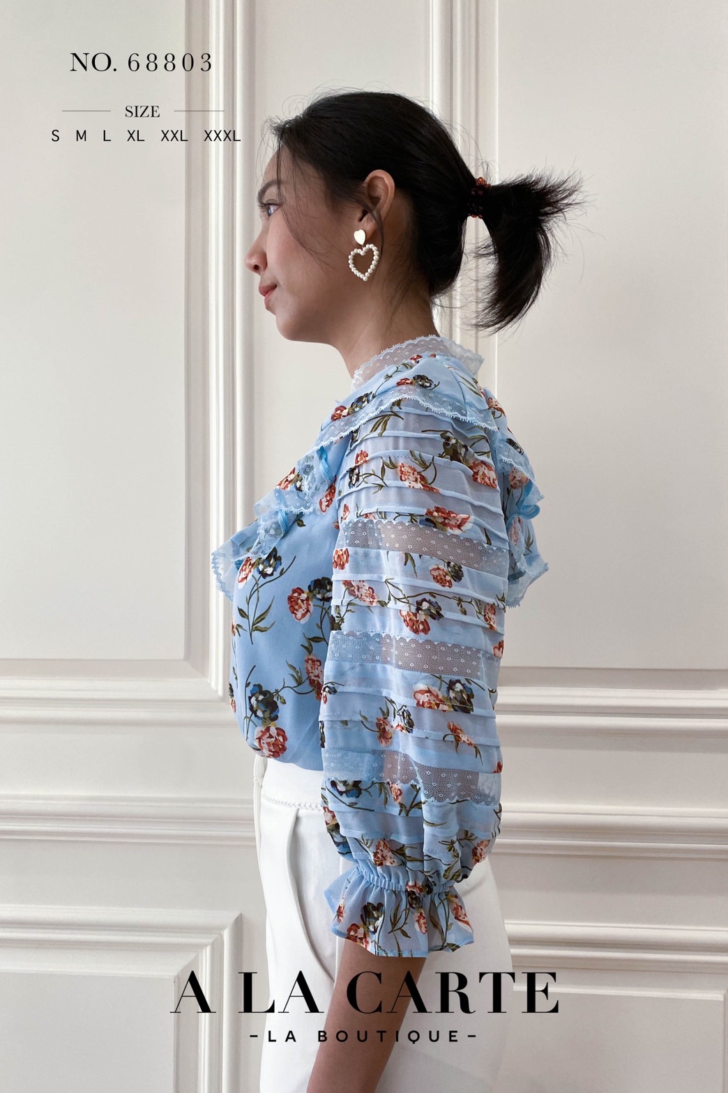 68803🍁A La Carte⚘️ 🍁เสื้อชีฟองพิมพ์ลาย ดีเทลตัดสลับทริมลูกไม้แบบชิ้นต่อชิ้น เรียงกันที่ช่วงอกและแขนเสื้อ คอปลดกระดุมได้ มีระบายโค้งรอบคอ แขนเสื้อ 3 ส่วนสม็อกยางยืดมีระบาย สีชมพู M สีฟ้า S สีดำ M,XL,2-XL