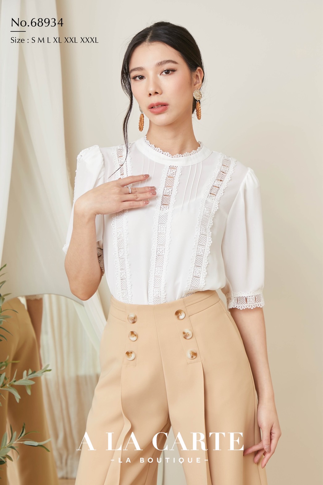 68934 เสื้อ 💐A La Carte🦋 ผ้าชีฟองเนื้อทรายมีน้ำหนัก ตัดต่อแทรกแถบลูกไม้ มีซับใน แขนสั้นเหนือศอก สีขาว S,2XL สีเขียว S สีแดงอมส้ม 2XL