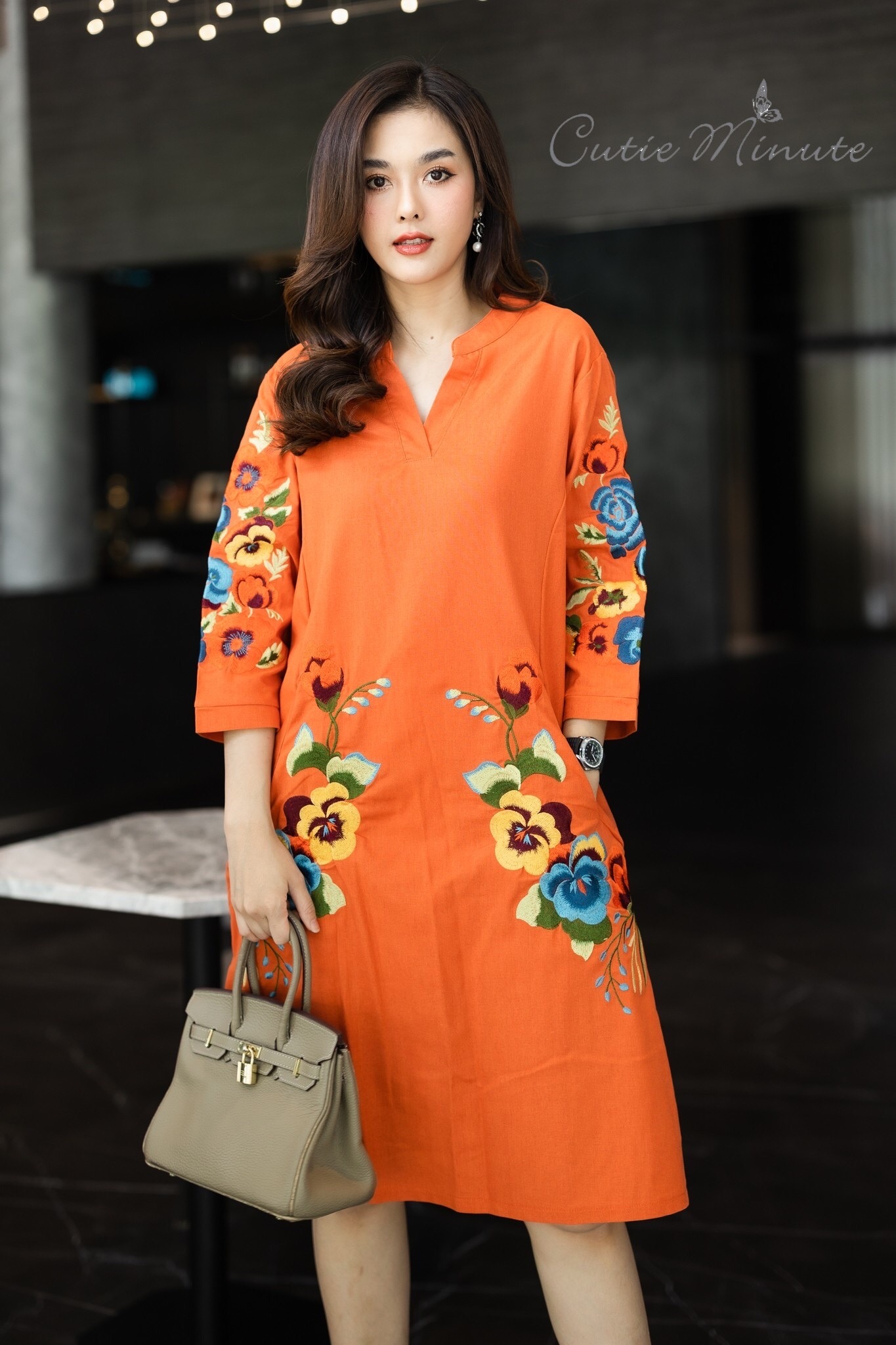P8812 เดรสลินินผสมผ้าฝ้าย เนื้อผ้าขึ้นลายผ้าสวย งานปักดอกไม้สีสันโดดเด่นลายสวย ตัดเย็บงานทรงโค้งที่ลำตัว เดรสมีกระเป๋าซ่อน งานเรียบหรูดูไฮโซ ดีไซน์สวยเก๋ อก 44" ยาว 41" สีส้ม สีเลือดหมู สีเขียว(เหลืองมะนาว) สีฟ้า สีกากี