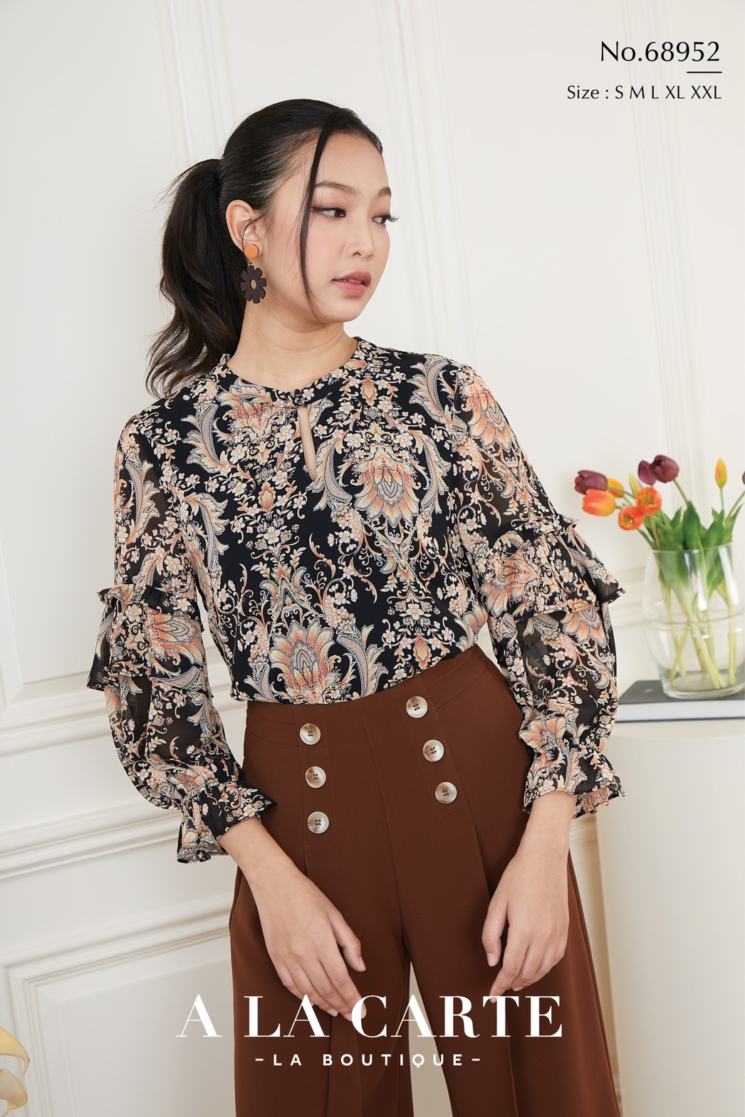 68952🦋A La Carte💐เสื้อชีฟองพิมพ์ลาย แขน 4 ส่วน ทรงคอกลมติดกระดุมและเจาะหยดน้ำช่วงอก แขนตัดต่อรูดพองท่อนล่างด สม็อคขอบแขนและใส่ระบาย ดำ M-L