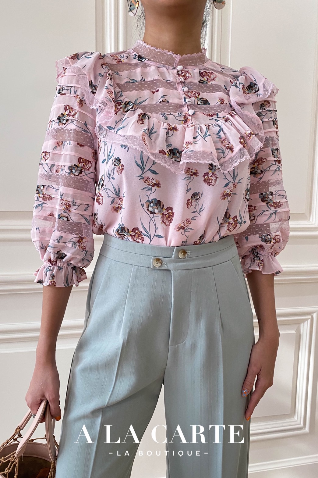 68803🍁A La Carte⚘️ 🍁เสื้อชีฟองพิมพ์ลาย ดีเทลตัดสลับทริมลูกไม้แบบชิ้นต่อชิ้น เรียงกันที่ช่วงอกและแขนเสื้อ คอปลดกระดุมได้ มีระบายโค้งรอบคอ แขนเสื้อ 3 ส่วนสม็อกยางยืดมีระบาย สีชมพู M สีฟ้า S สีดำ M,XL,2-XL