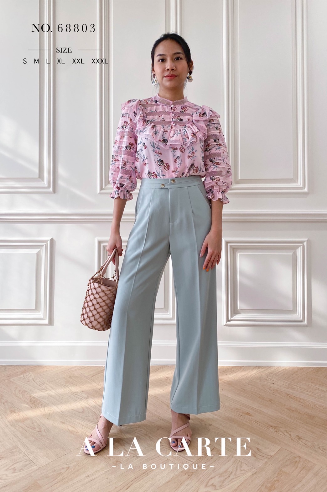 68803🍁A La Carte⚘️ 🍁เสื้อชีฟองพิมพ์ลาย ดีเทลตัดสลับทริมลูกไม้แบบชิ้นต่อชิ้น เรียงกันที่ช่วงอกและแขนเสื้อ คอปลดกระดุมได้ มีระบายโค้งรอบคอ แขนเสื้อ 3 ส่วนสม็อกยางยืดมีระบาย สีชมพู M สีฟ้า S สีดำ M,XL,2-XL