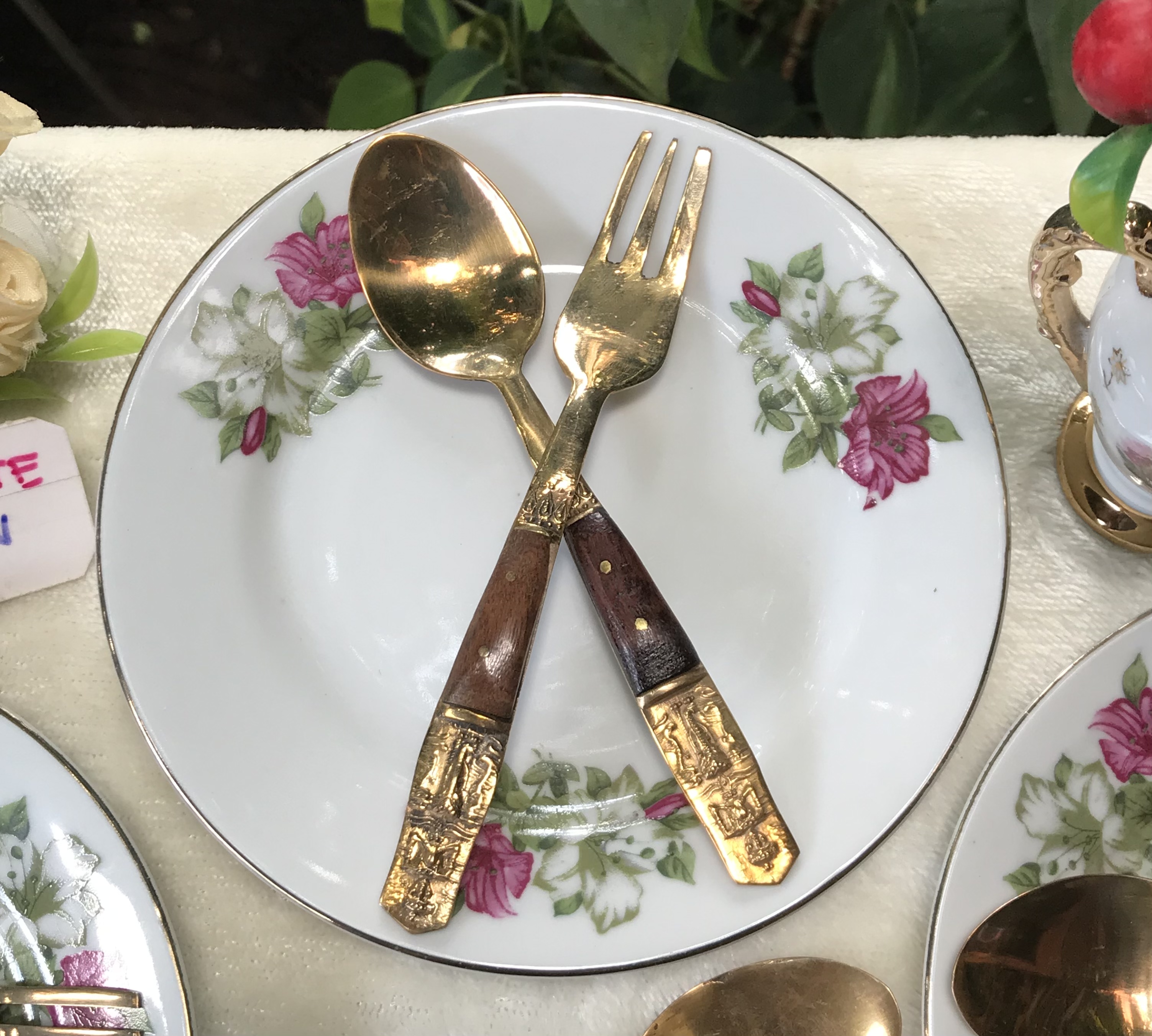 คู่ละ 259 บาท งานเก่าเก็บไม่ผ่านใช้ dessert spoon and fork ช้อนและส้อมขนมหวานด้ามไม้ลายเทพพนมทรงช้างสามเศียร งานทองเหลืองเก่าเนื้อหนา ขนาดยาว 14 ซม