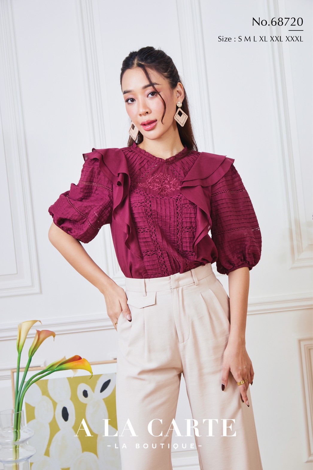 68720 เสื้อ A La Carte คอตตอนแขนสั้น เนื้อบางใส่สบาย ตีเกล็ด ช่วงคอแต่งงานปักแบบ tone on tone แทรกทริมลูกไม้แบบชิ้นต่อชิ้น ช่วงไหล่ระบายซ้อน 2 ชั้น แขนคลุมศอกและมีสม็อค สีขาว M สีเทา S-XL สีแดง S,M