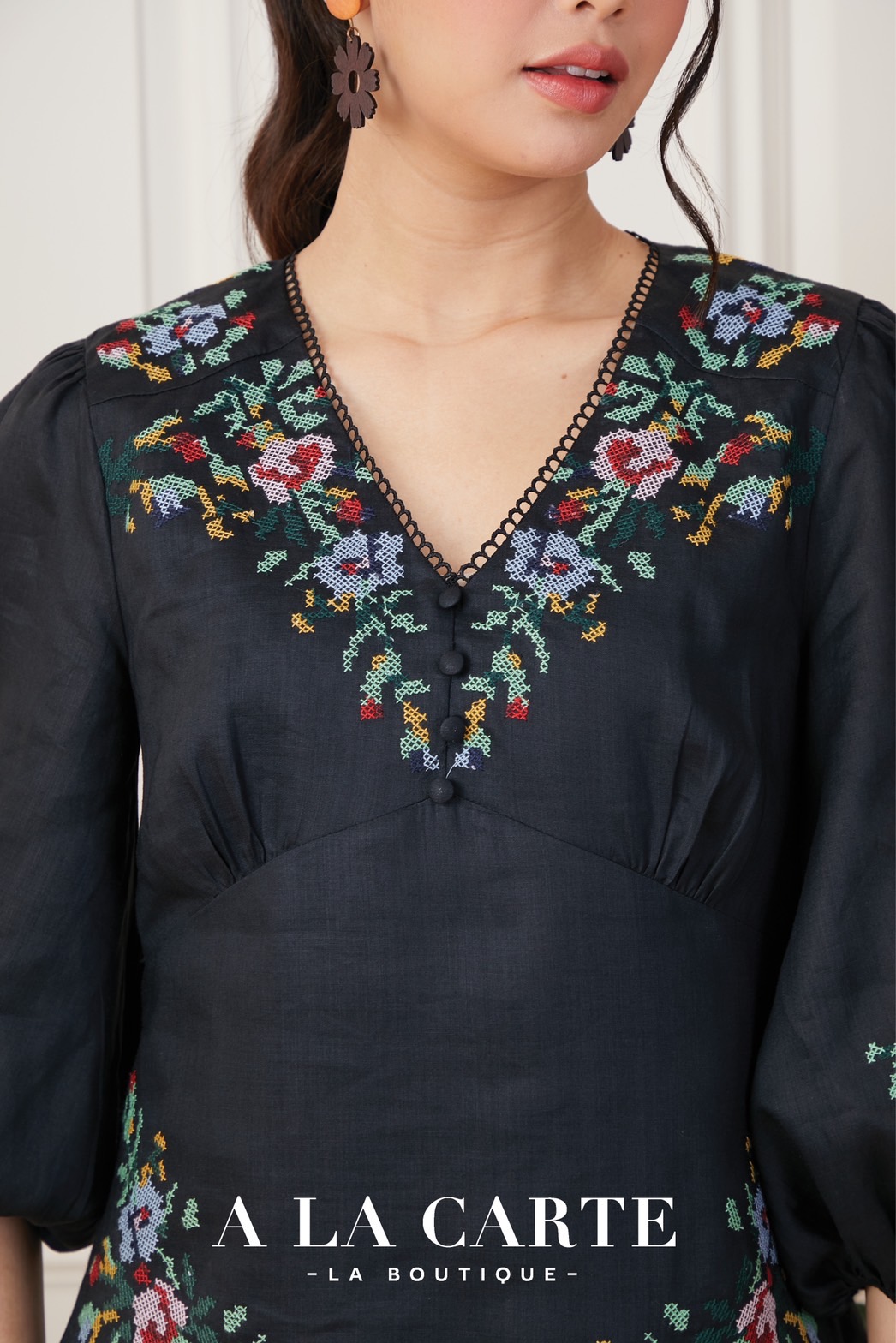 68849 💐A La Carte💐เสื้อลินินแขน 3 ส่วน เนื้อผ้าบางใส่สบาย ซับในผ้าคอตตอน งานปักลายครอสติส ตัดต่อช่วงบ่าด้านหน้า ทรงเสื้อตัดต่อคัทวี ดูเพรียว🦋 สีดำ 2XL