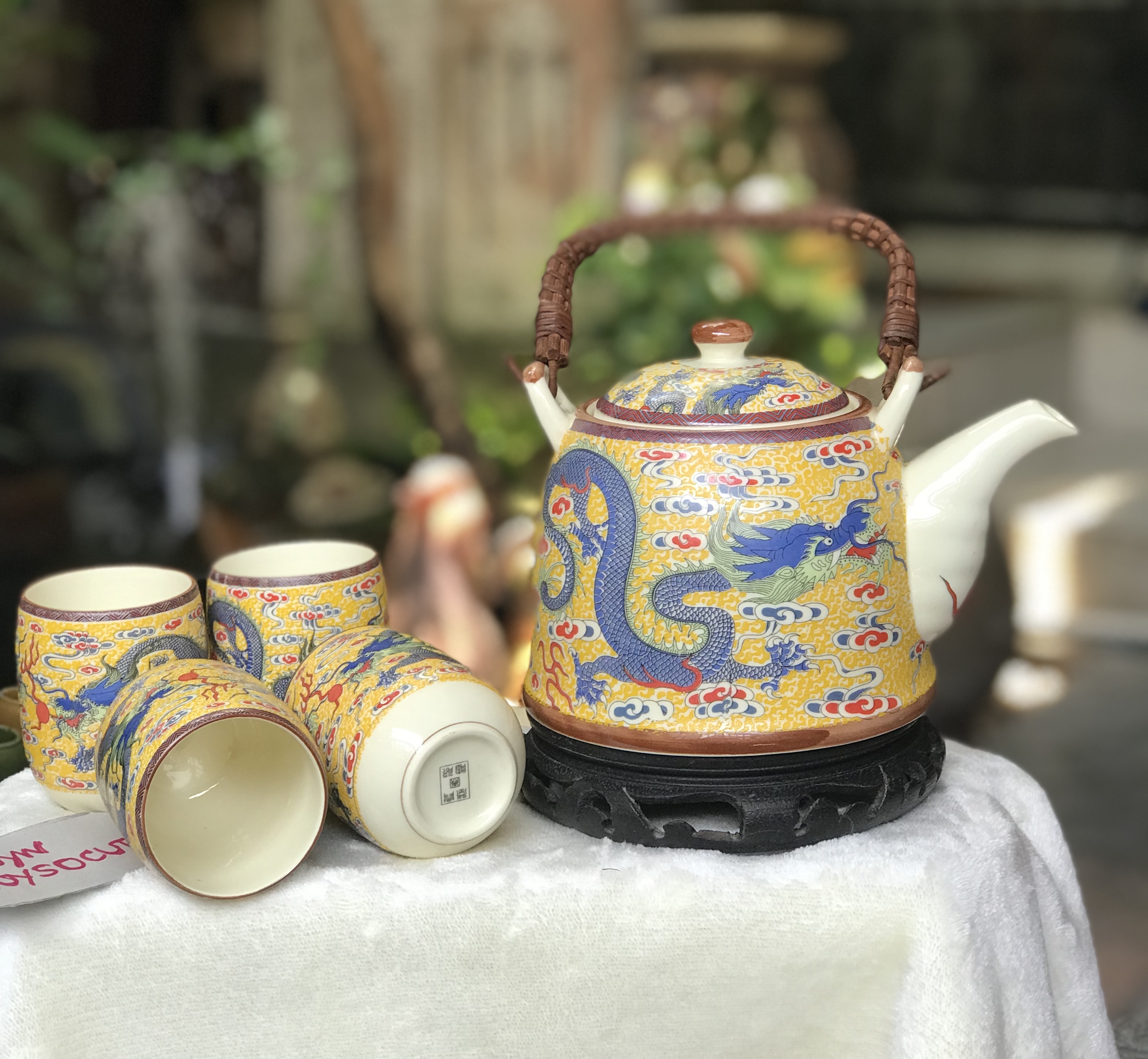 ￼Porcelain Tea Pot Set ไม่รวมกี๋ กาน้ำชาเนื้อกระเบื้องพร้อมจอก ลายมังกรห้าเล็บ สีเหลือง หูจับหวาย