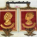 ￼กรอบรูปไม้สัก รูปหล่อนูนต่ำเคลือบทองแดง ในหลวงรัชกาลที่ 9 /พระราชินี พระปรมาภิไธยย่อ/ ครุฑ วัสดุอัลลอย