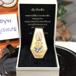 เข็มกลัด เข็มที่ระลึกพระราชพิธีถวายพระเพลิงพระบรมศพพระบาทสมเด็จพระปรมินทรมหาภูมิพลอดุลยเดช บรมนาถบพิตร รัชกาลที่ 9 สำนักงานปลัดสำนักนายกรัฐมนตรี (สปน.) / 26 ตุลาคม 2560