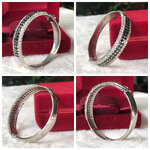 ส่งต่อ Bracelet กำไลเพชรรัสเซียสีขาวสลับสีดำ ฝังสอดสี่แถว ตัวเรือนสีเงินชุบ ด้านข้างมีตัวล๊อคเพื่อง่ายต่อการสวมใส่ เส้นผ่าศูนย์กลาง 5 ซม