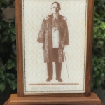 ภาพในหลวงรัชกาลที่ 9 บนกระเบื้องเคลือบ พร้อมฐานตั้งไม้