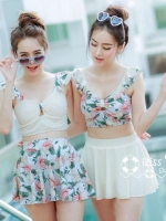 **พรีออเดอร์**บิกินี่ชุดว่ายน้ำ 3 ชิ้น(ทูพีซ+กระโปรง) three-pieces สีครีมตกแต่งลายดอกไม้ เล่นดีเทล sexy เล็กๆ แต่งระบายที่ริมแขน พร้อมกระโปรงลายพิมพ์สดใสน่ารักรับลมทะเลสวยเหมือนแบบค่ะ