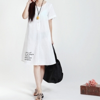 Pre-Order เดรสผ้าฝ้าย แขนสั้น ทรงเอ กระดุมคู่ สกรีนตัวอักษร - สีขาว sz M