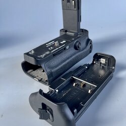 ขายBattery Grip 5D Mark III BG-E11 ของแท้ Canon original แบตเตอรี่กริ๊ป 5dmk3,5diii,5d mkiii