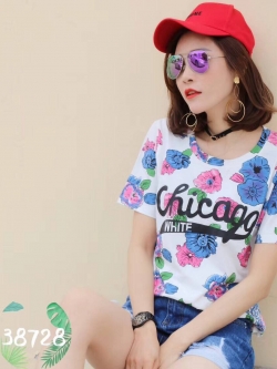 เสื้อยืดแฟชั่นแขนสั้น เนื้อผ้า cotton&spandex พื้นขาวลายดอกไม้ฟ้าเข้ม by Happy sister fashion สินค้านำเข้าค่ะ สินค้าพร้อมส่ง size 36,38,40 ค่ะ