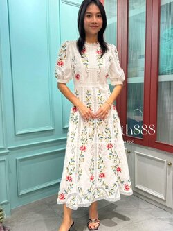 69642 ชุดเดรส A La Carte คอตตอนลินินงานปักสไตล์ครอสติส คอกลม แขนสั้น แต่งทริมลูกไม้ เนื้อผ้าไม่หนา มีซับในคอตตอน ทรงเข้ารูปช่วยพรางสะโพก สวยหรู