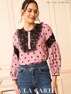 69544 เสื้อ Alacarte ผ้าจอร์เจียพิมพ์ลายจุด คอกลมแต่งทริม แต่งผ้าลูกไม้ มีซับใน แขน 4 ส่วน สีชมพู สีครีม สีเทา