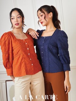 68641 เสื้อ A LA CARTE ผ้าคอตตอนแขน 4 ส่วน เนื้อนุ่มใส่สบาย ผ้าคลายตัว แทรกลูกไม้เป็นเส้นตัดต่อช่วยเก็บทรง ช่วงกลางลำตัวตีเกล็ดและปักลายดอกไม้แบบ tone on tone มีกระดุม ทรงคอเหลี่ยม แขนตีเกล็ดและแทรกลูกไม้ สีขาว M,L สีกรม M,XL-3XL สีส้ม S,M,XL,2XL